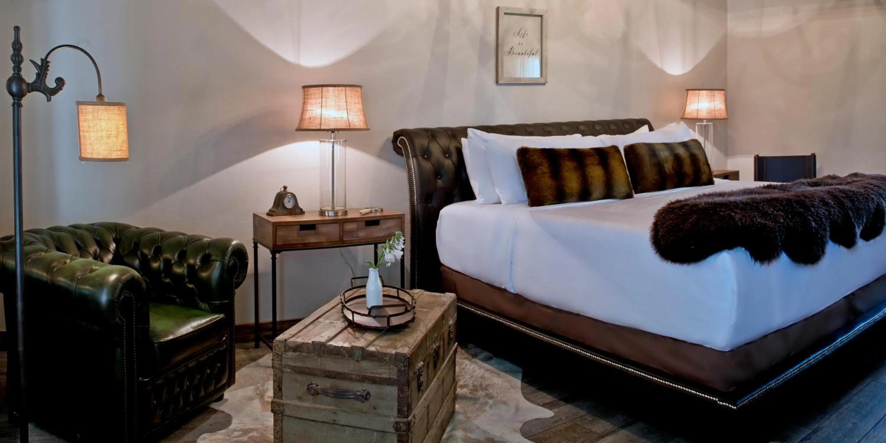 Bed in Maxwell Mansion Hotel