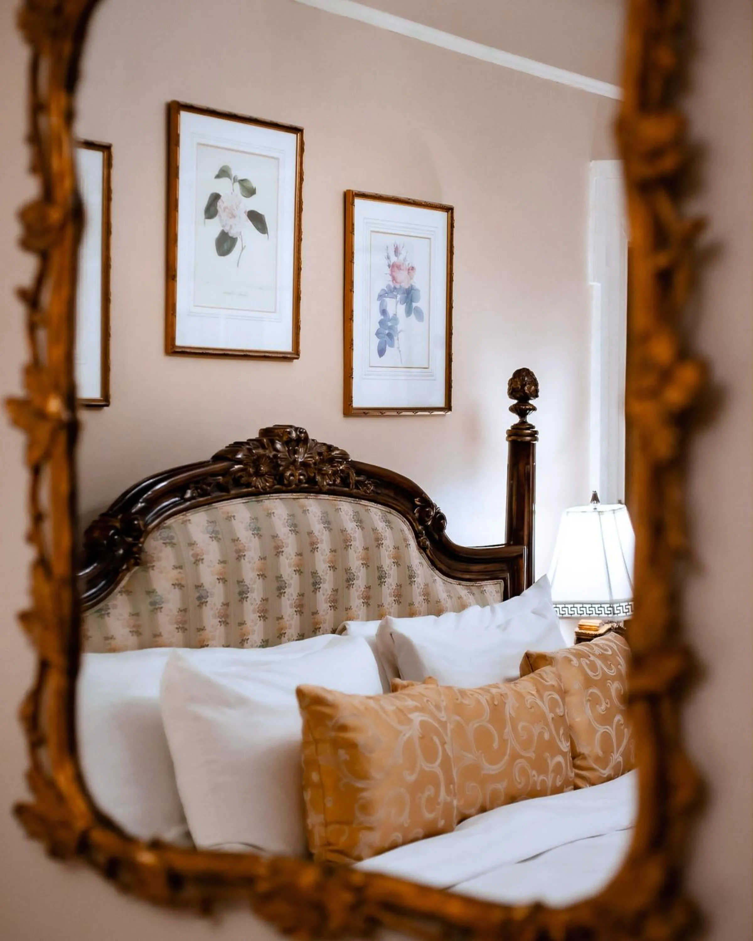Bed in Maxwell Mansion Hotel