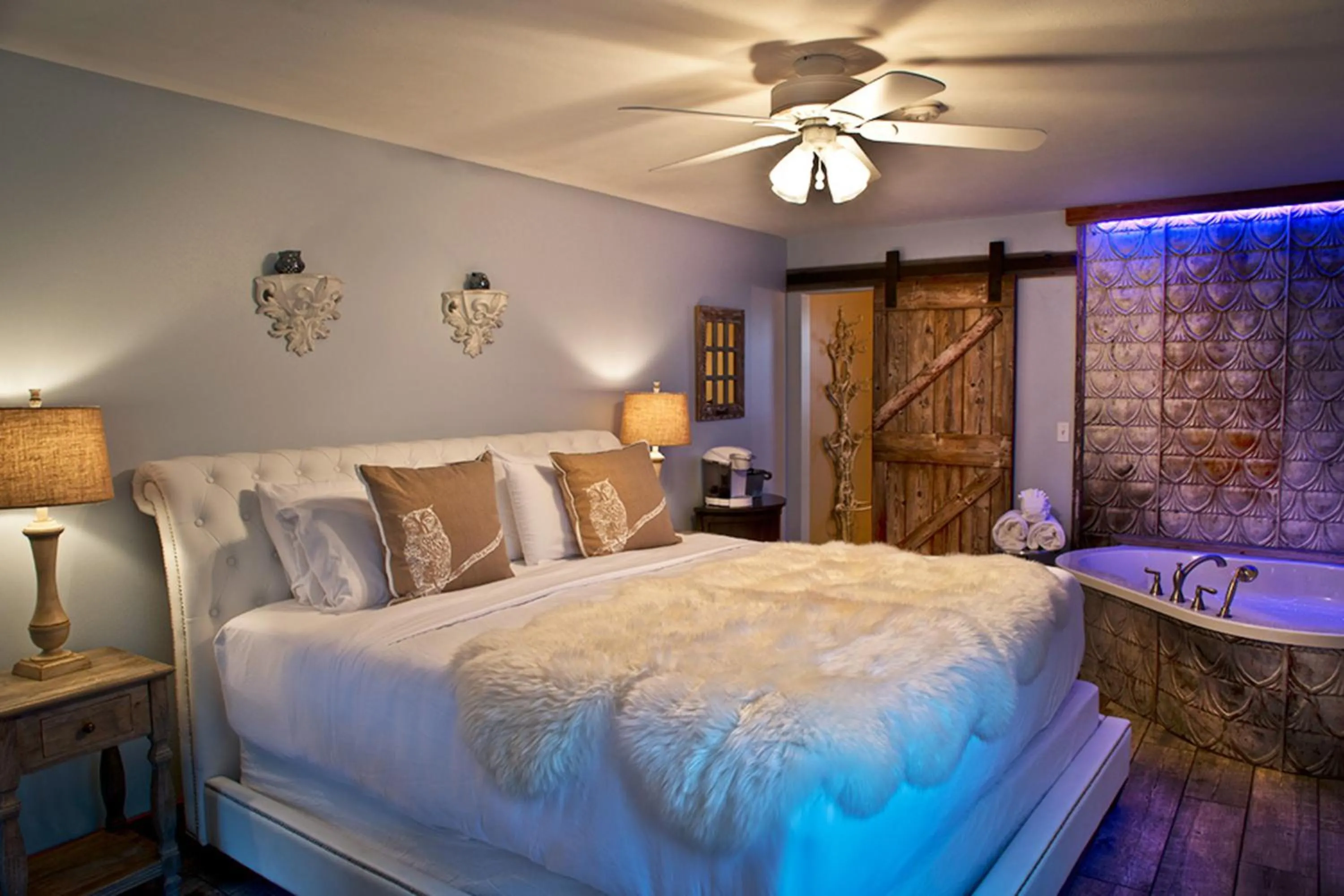 Bed in Maxwell Mansion Hotel