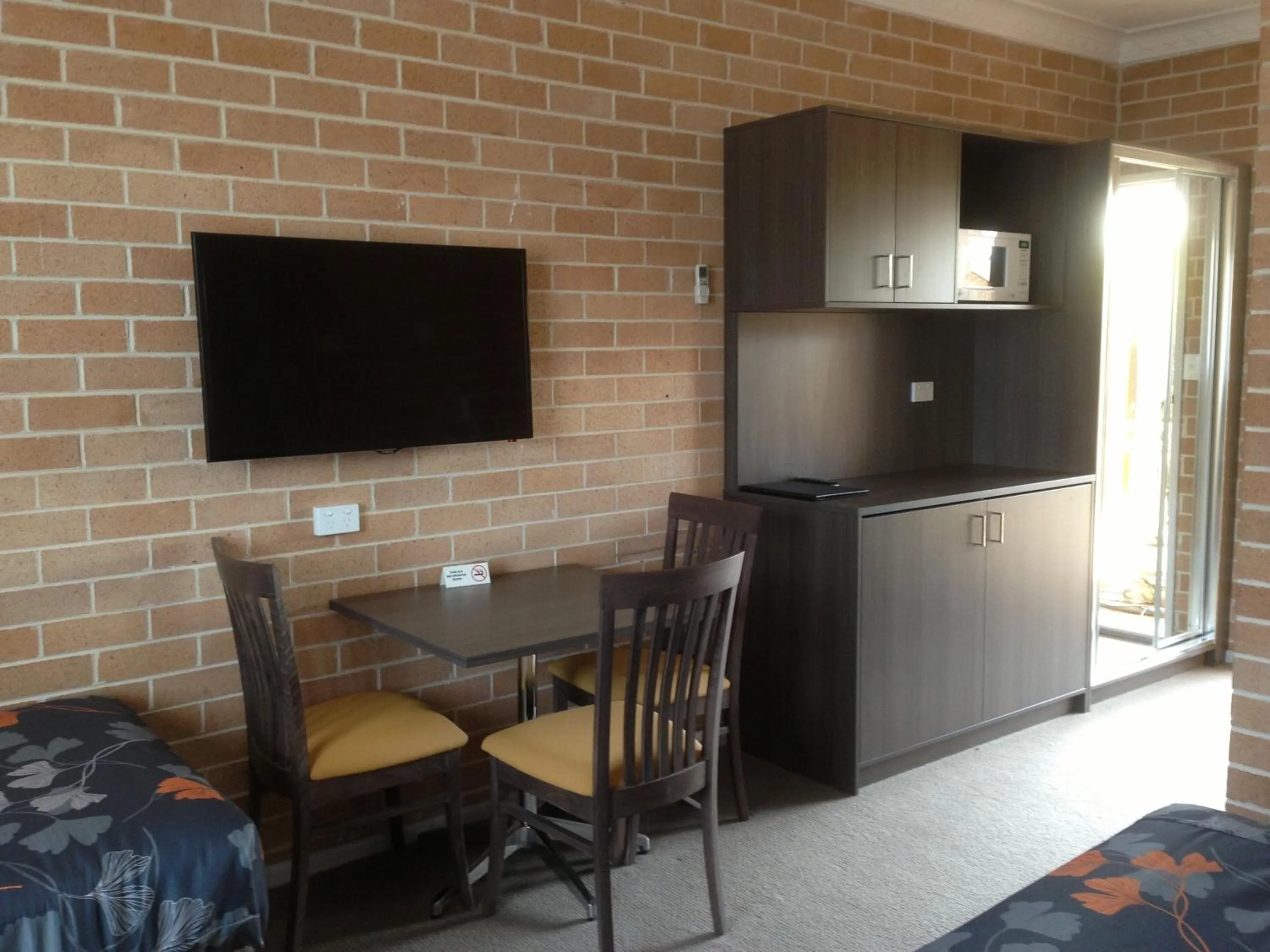 Bedroom in Alexander The Great Motel