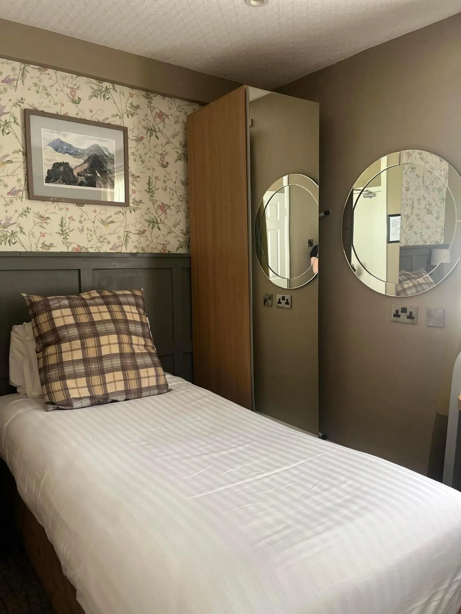 Bedroom, Bed in Royal Victoria Hotel Snowdonia