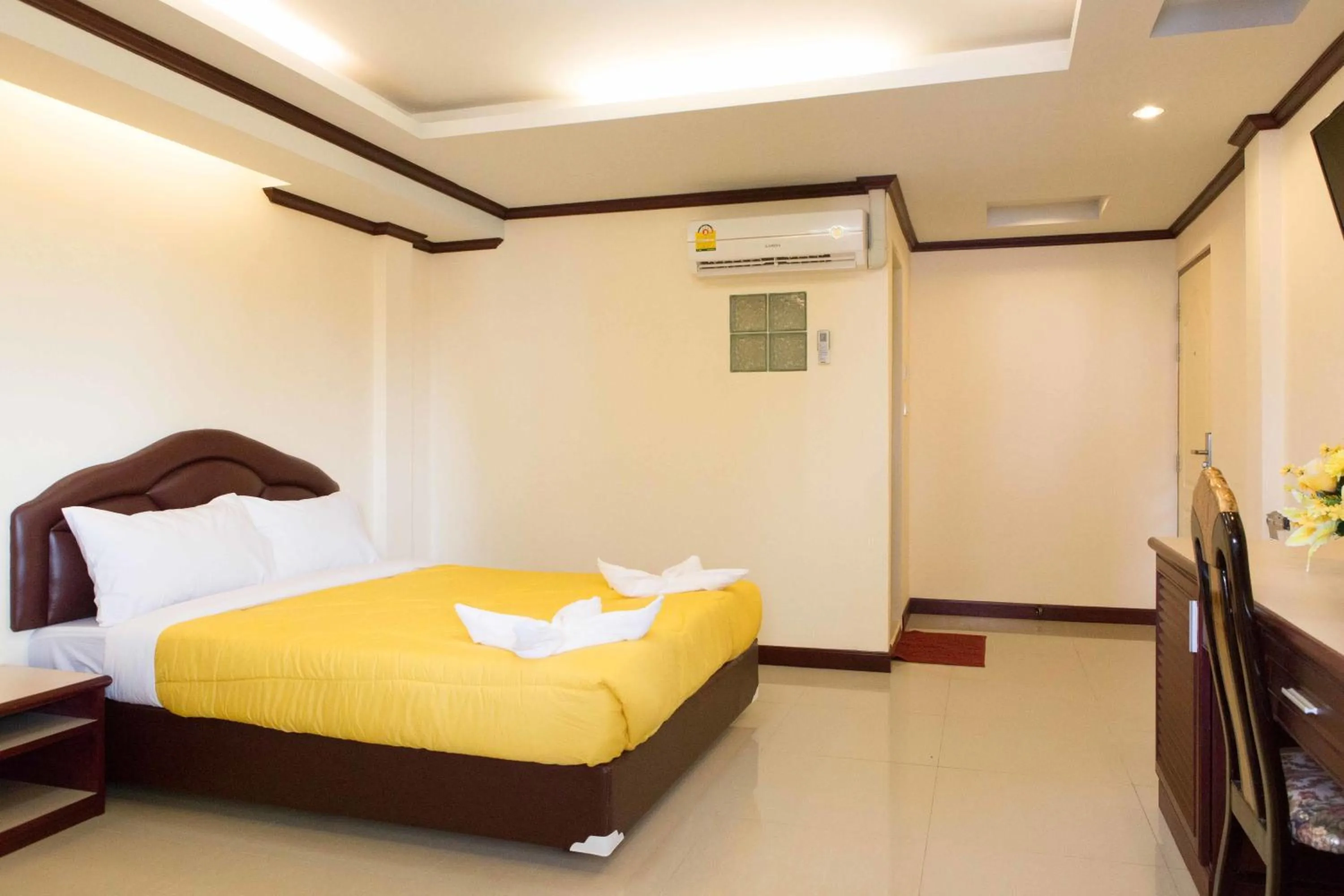 Photo of the whole room, Bed in Honey House 3