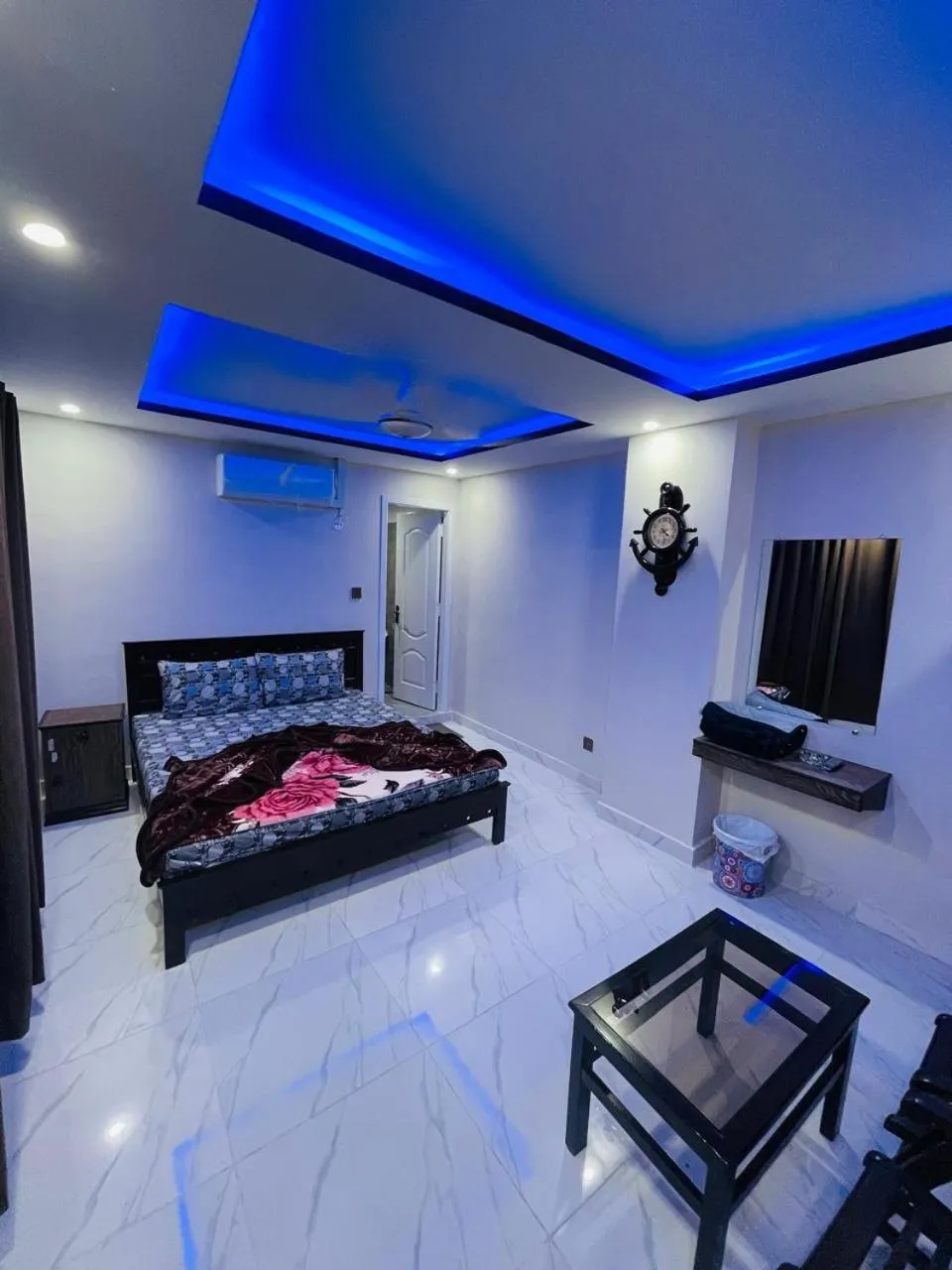 Bed in Moven Inn Hotel Islamabad