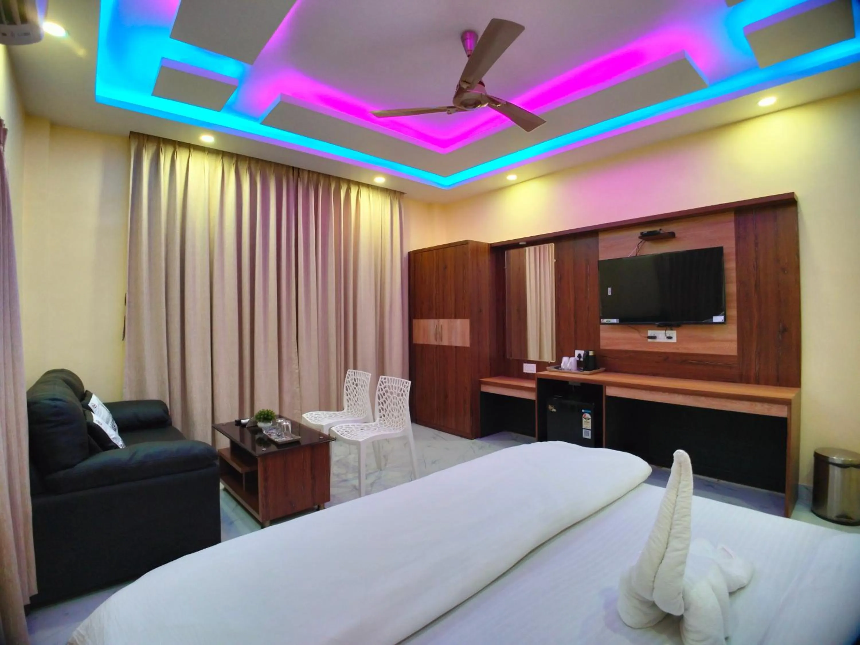 Communal lounge/ TV room, Bed in The Triton Beach Resort