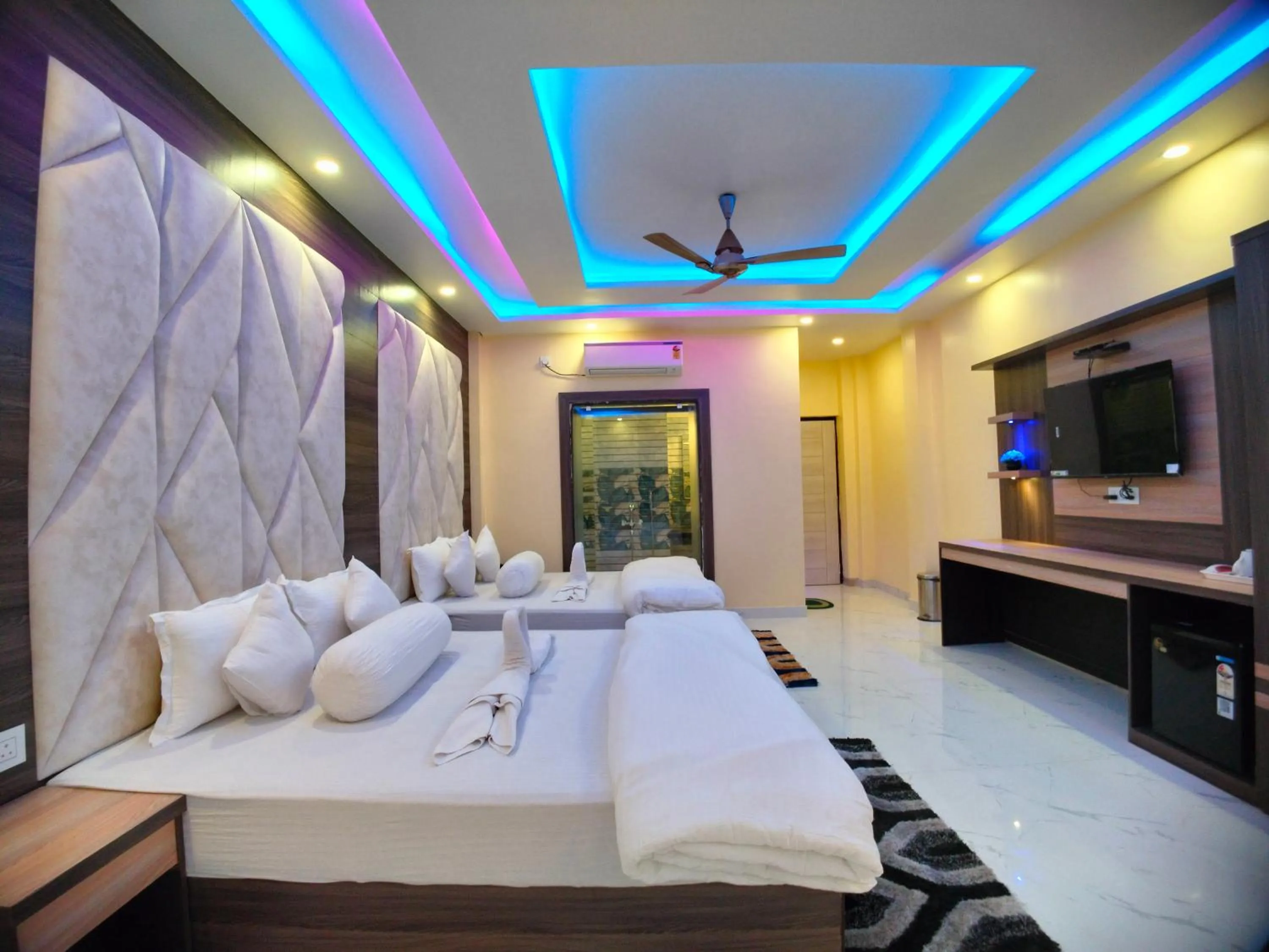 Communal lounge/ TV room, Bed in The Triton Beach Resort