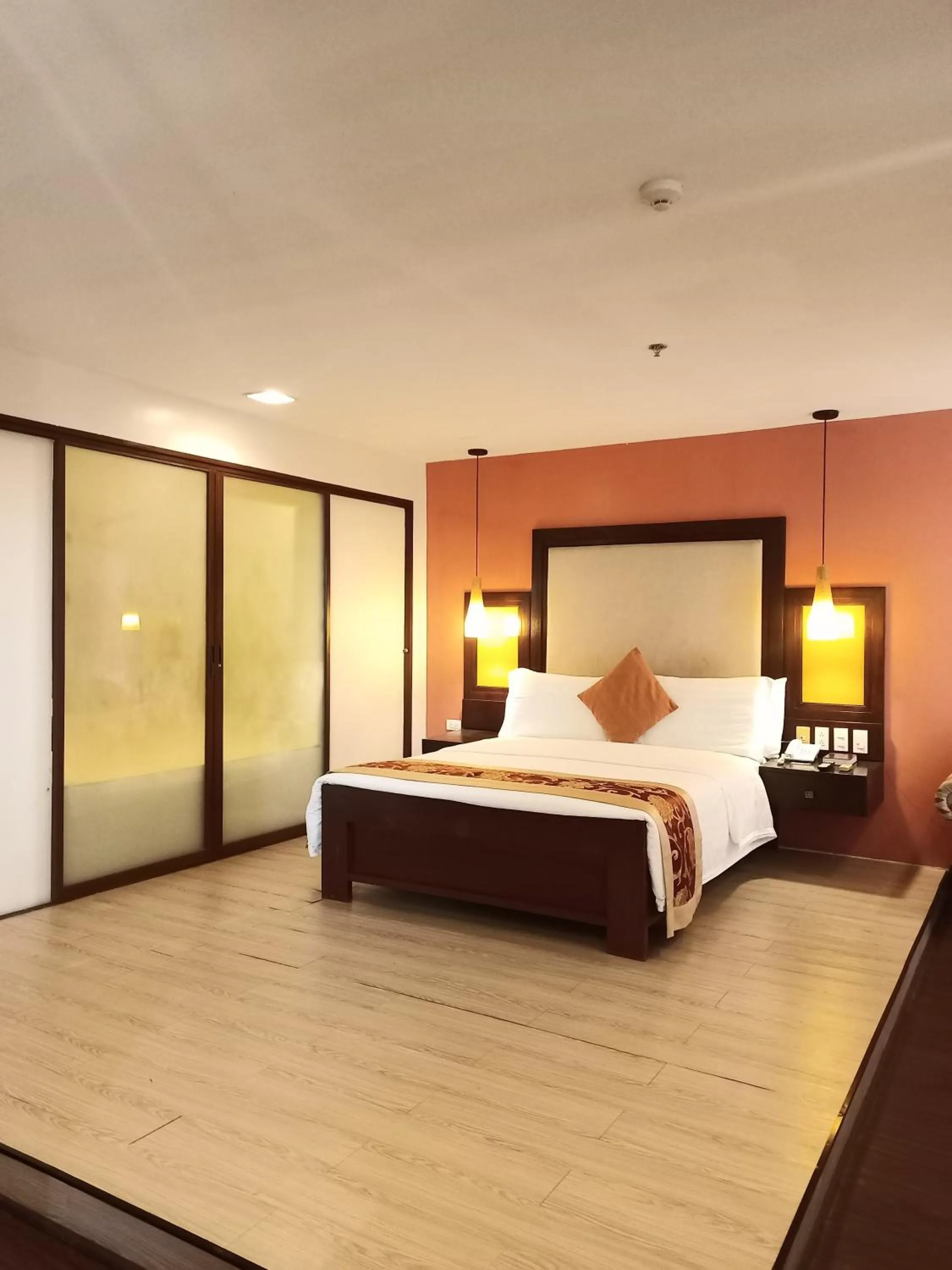 Bed in Coron Gateway Hotel & Suites