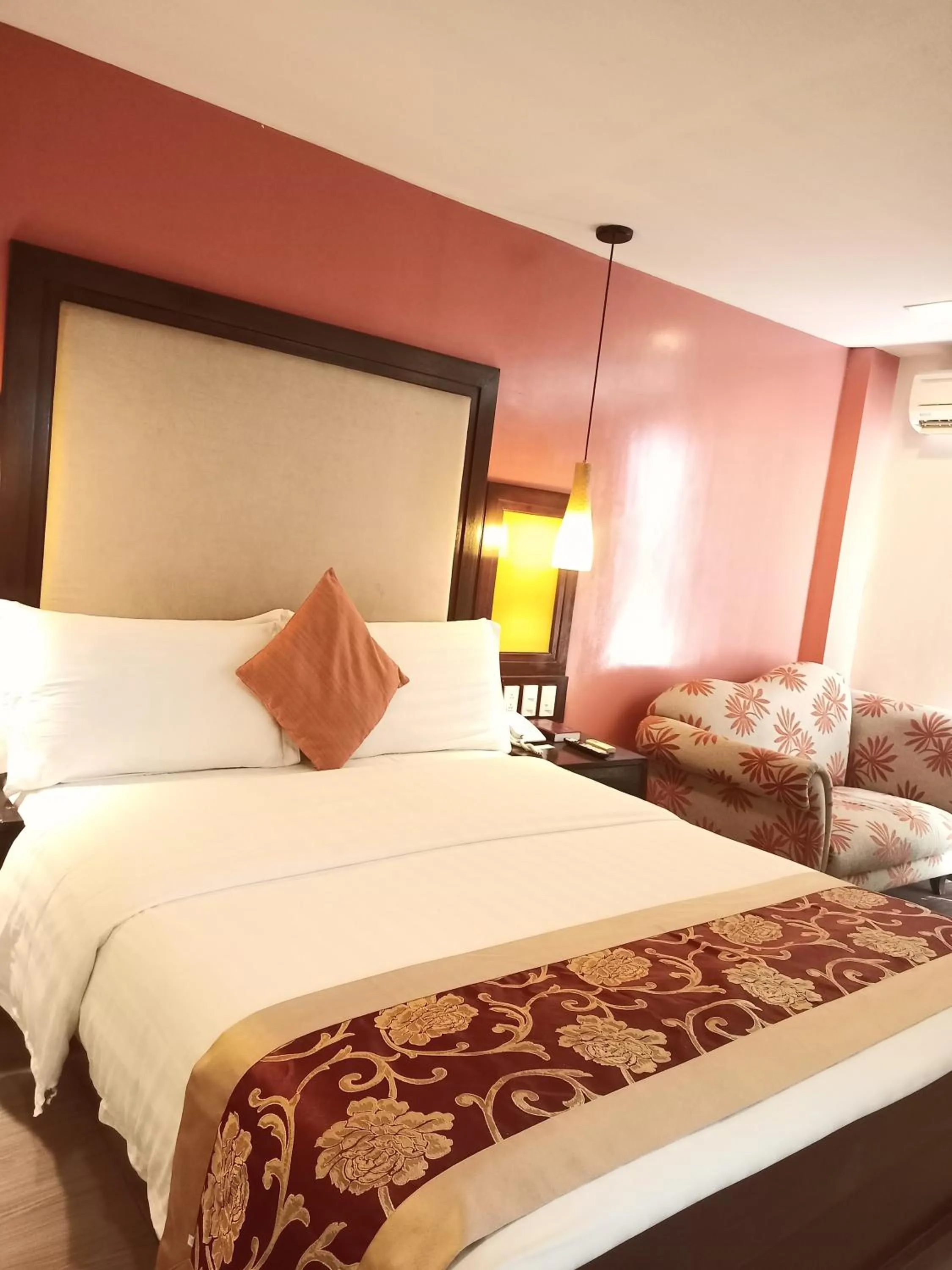 Bed in Coron Gateway Hotel & Suites