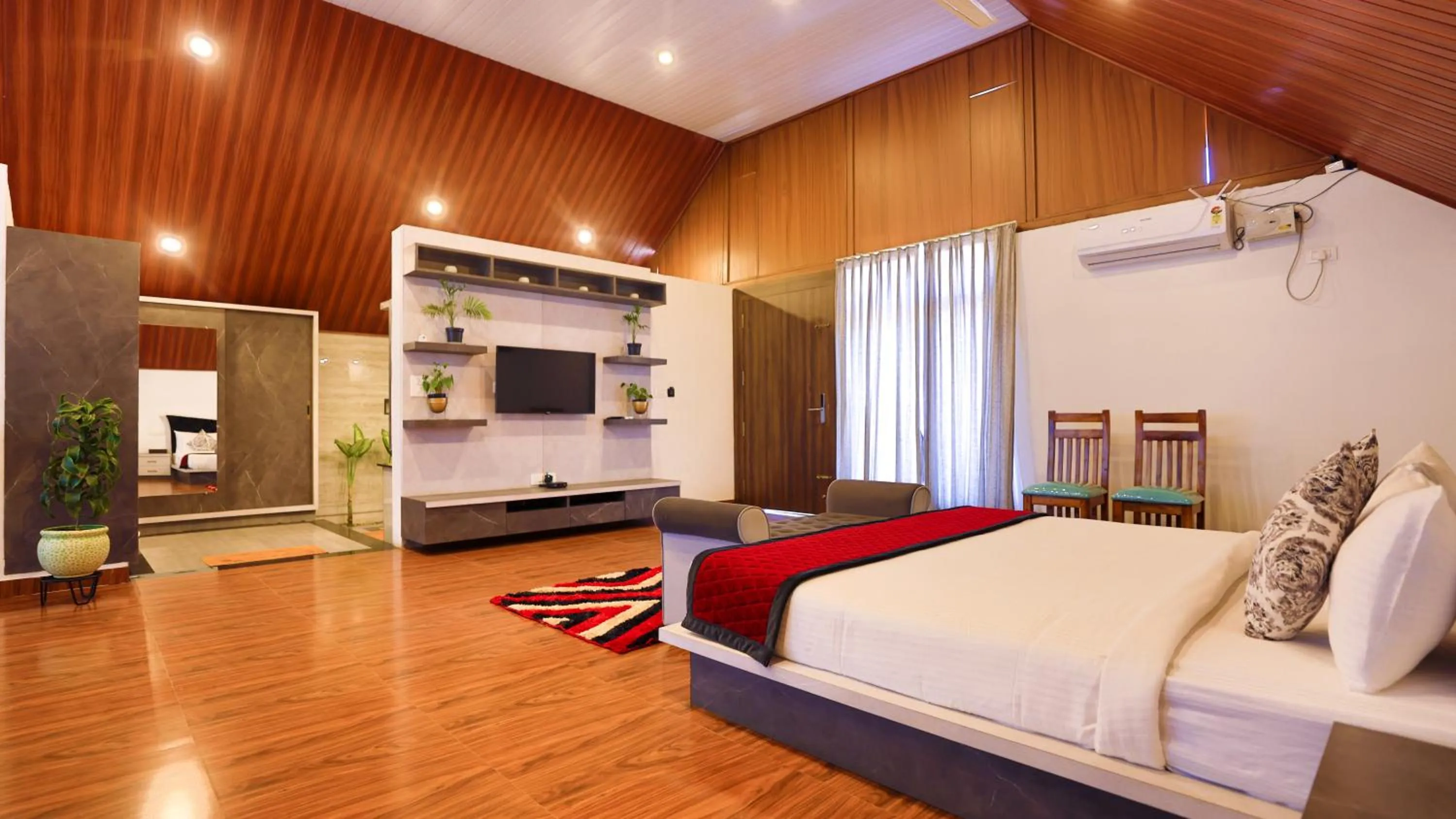 Photo of the whole room, Bed in The Grand Retreat - Chikmagalur