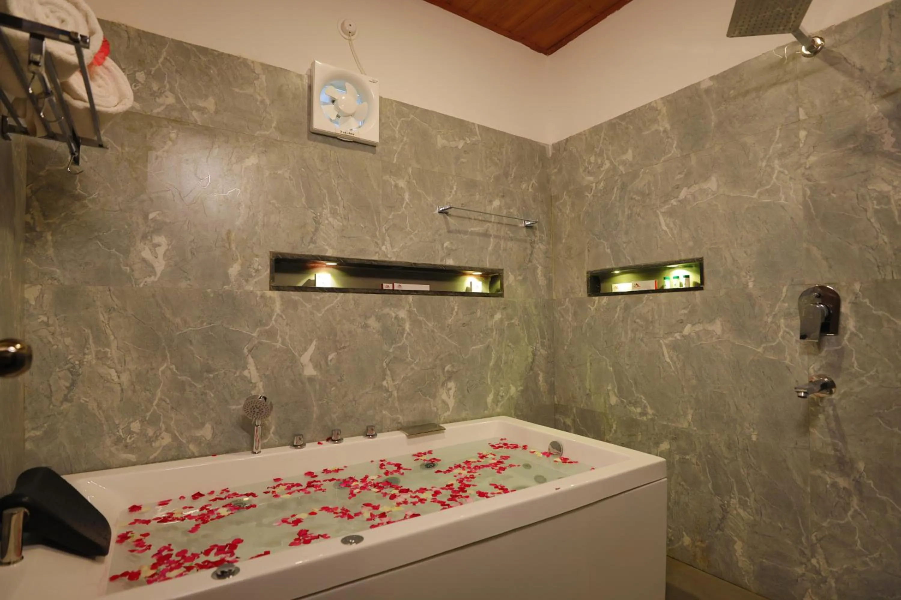 Hot Tub in The Grand Retreat - Chikmagalur