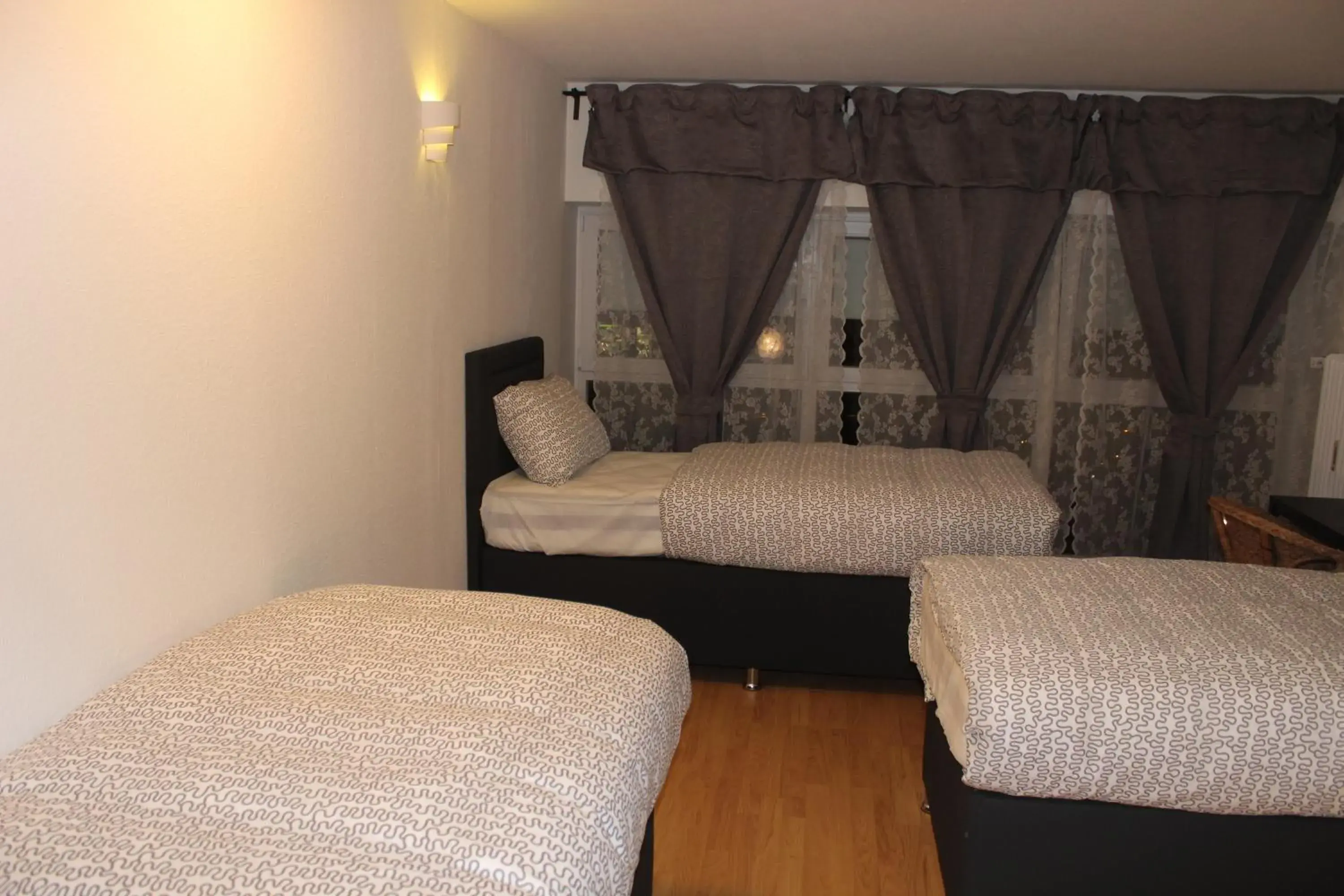 Comfort Triple Room with Shared Bathroom in Hotel Garni Emir Comfort Triple Room with Shared Bathroom in Hotel Garni Emir