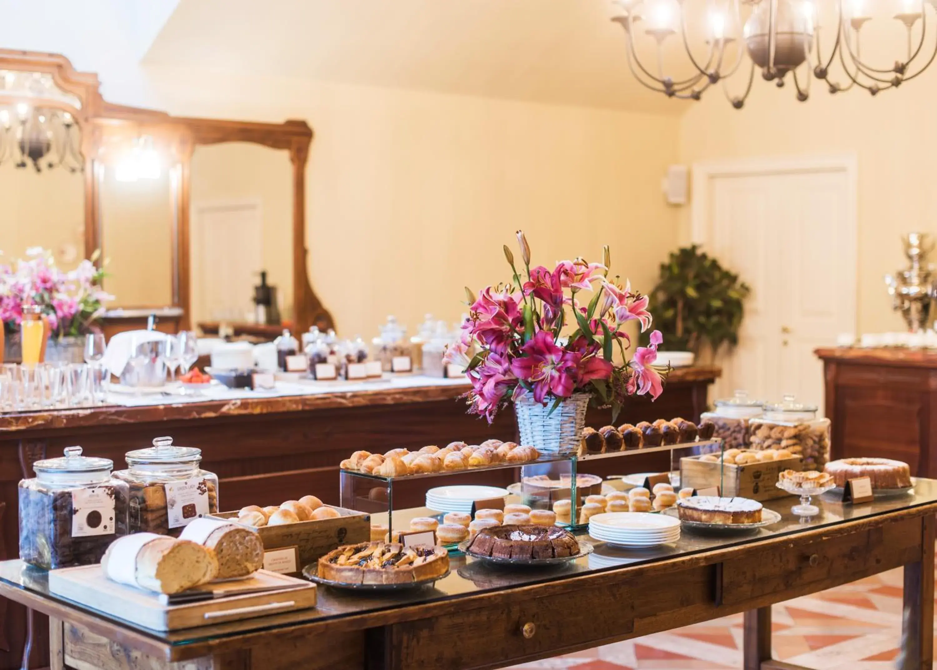 Food and drinks in QC Grand Hotel Roma Food and drinks in QC Grand Hotel Roma