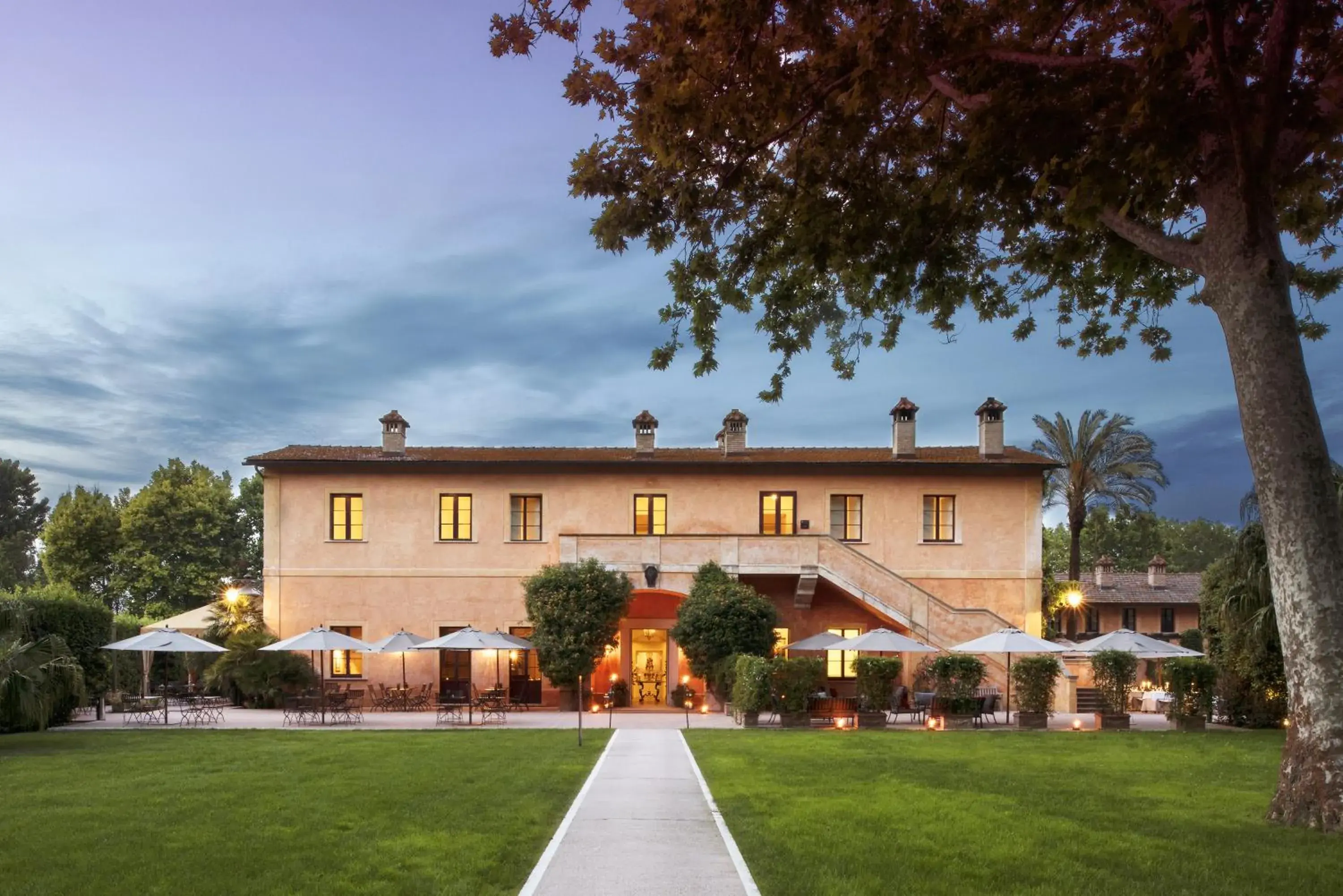 Property building in QC Grand Hotel Roma Property building in QC Grand Hotel Roma