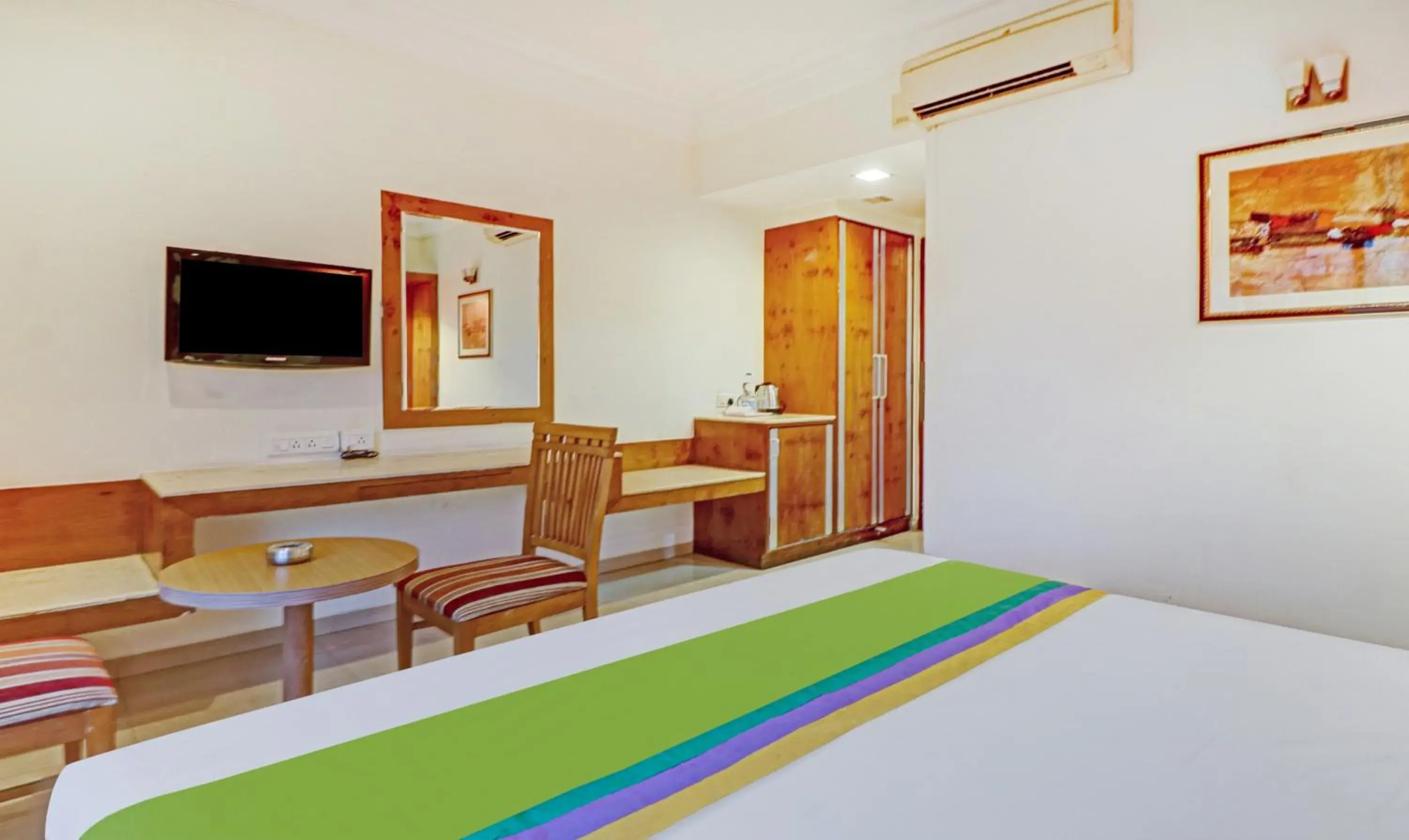 Bedroom, Bed in Treebo Suraksha Inn Bedroom, Bed in Treebo Suraksha Inn