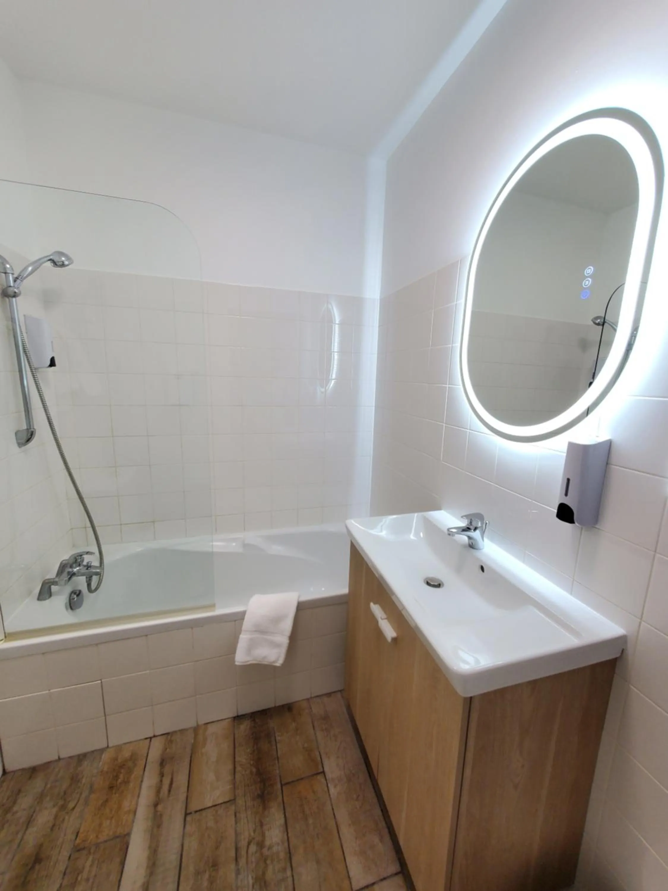 Shower in Hôtel de la Brière et Restaurant Les Krapados