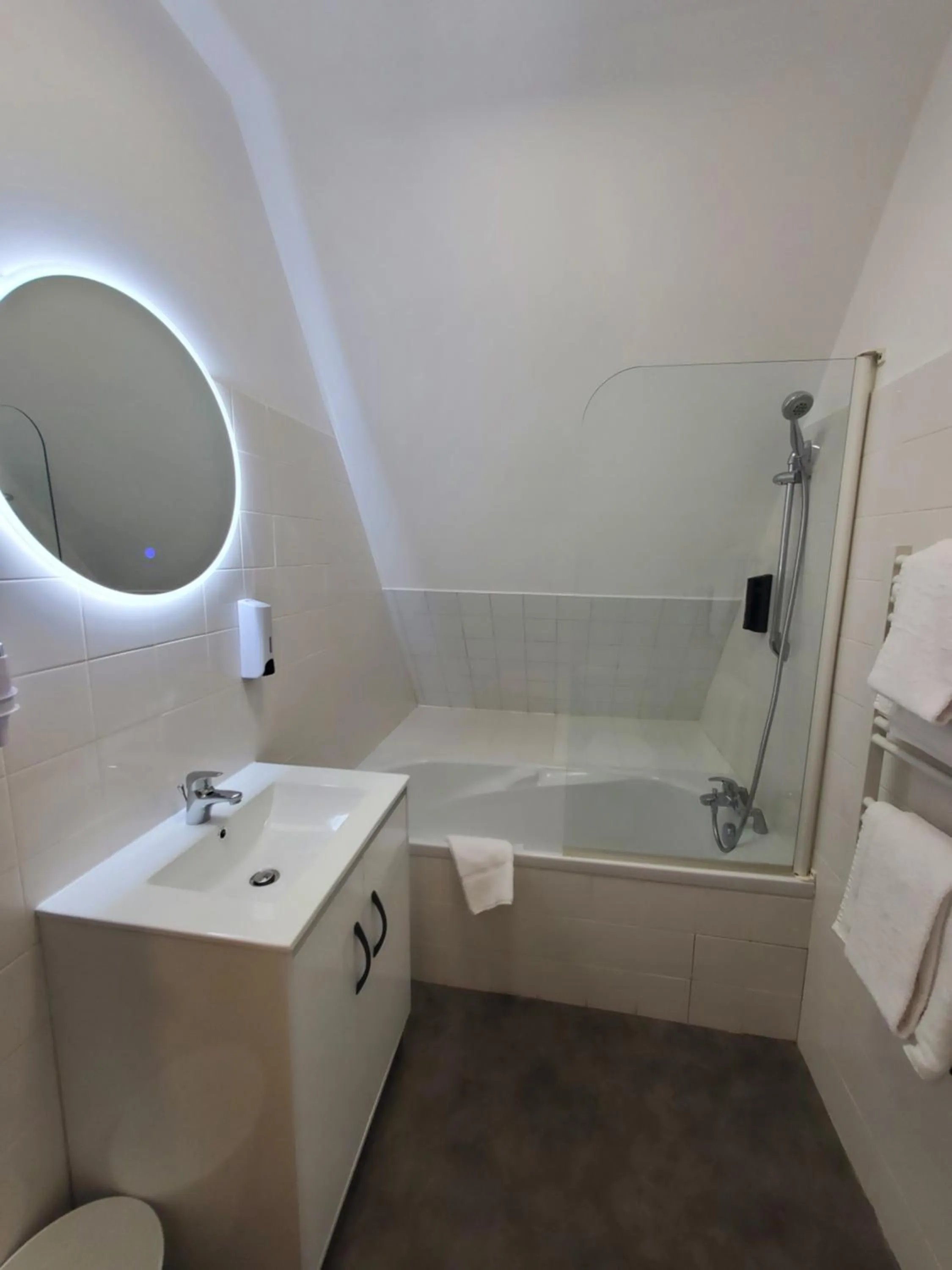 Bathroom in Hôtel de la Brière et Restaurant Les Krapados