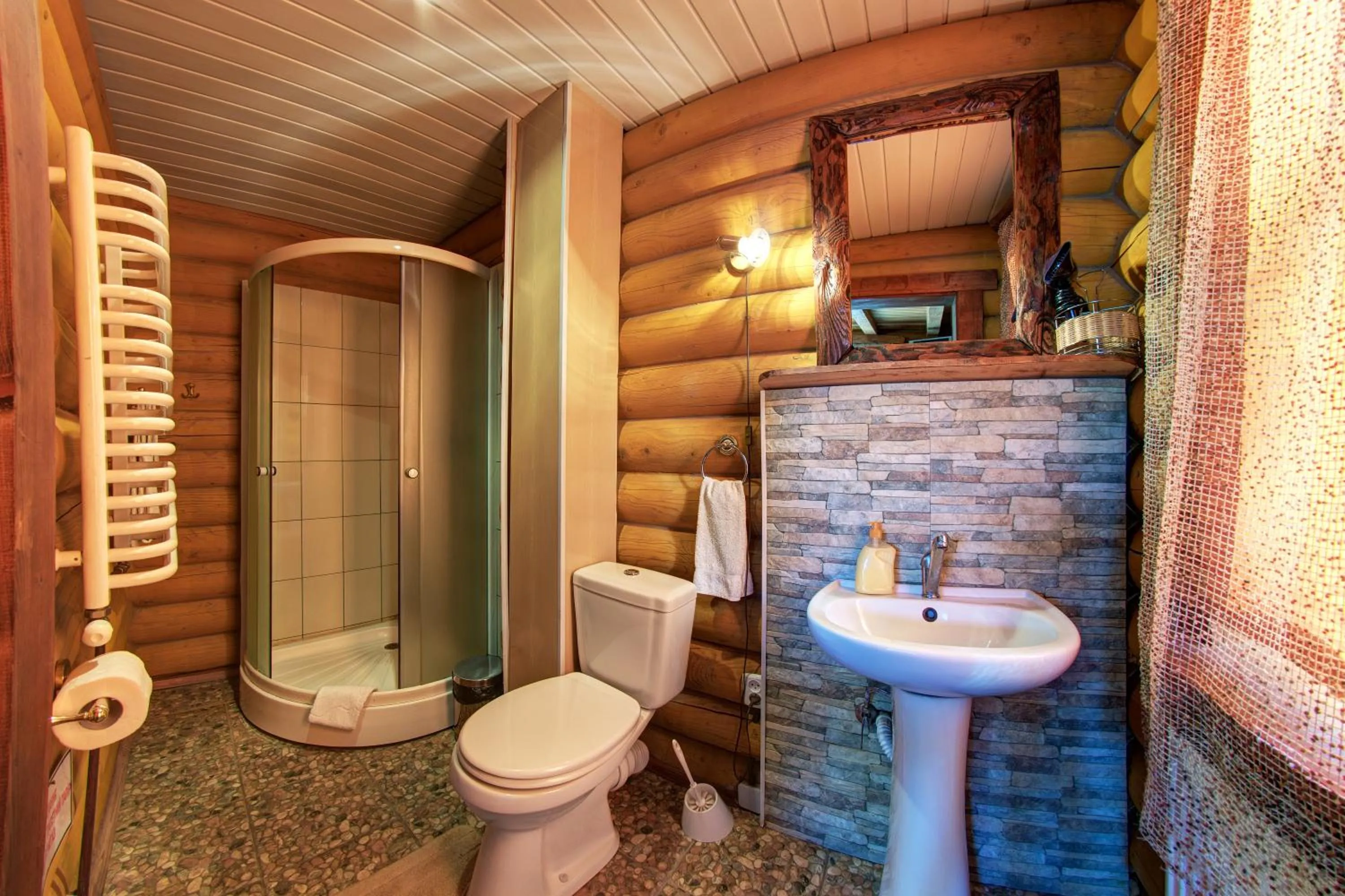 Shower in Hotel Gutsulia