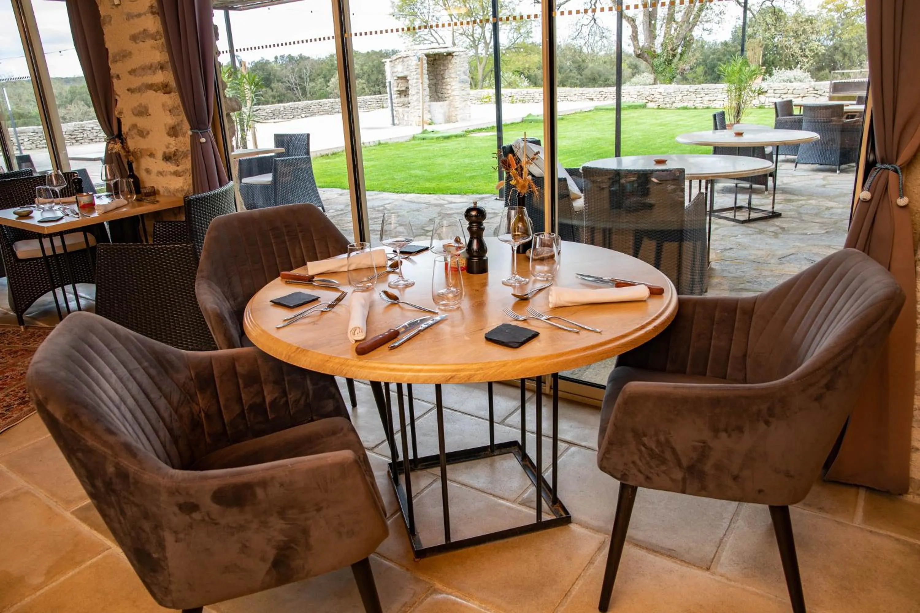 Restaurant/places to eat in Mas De Baumes