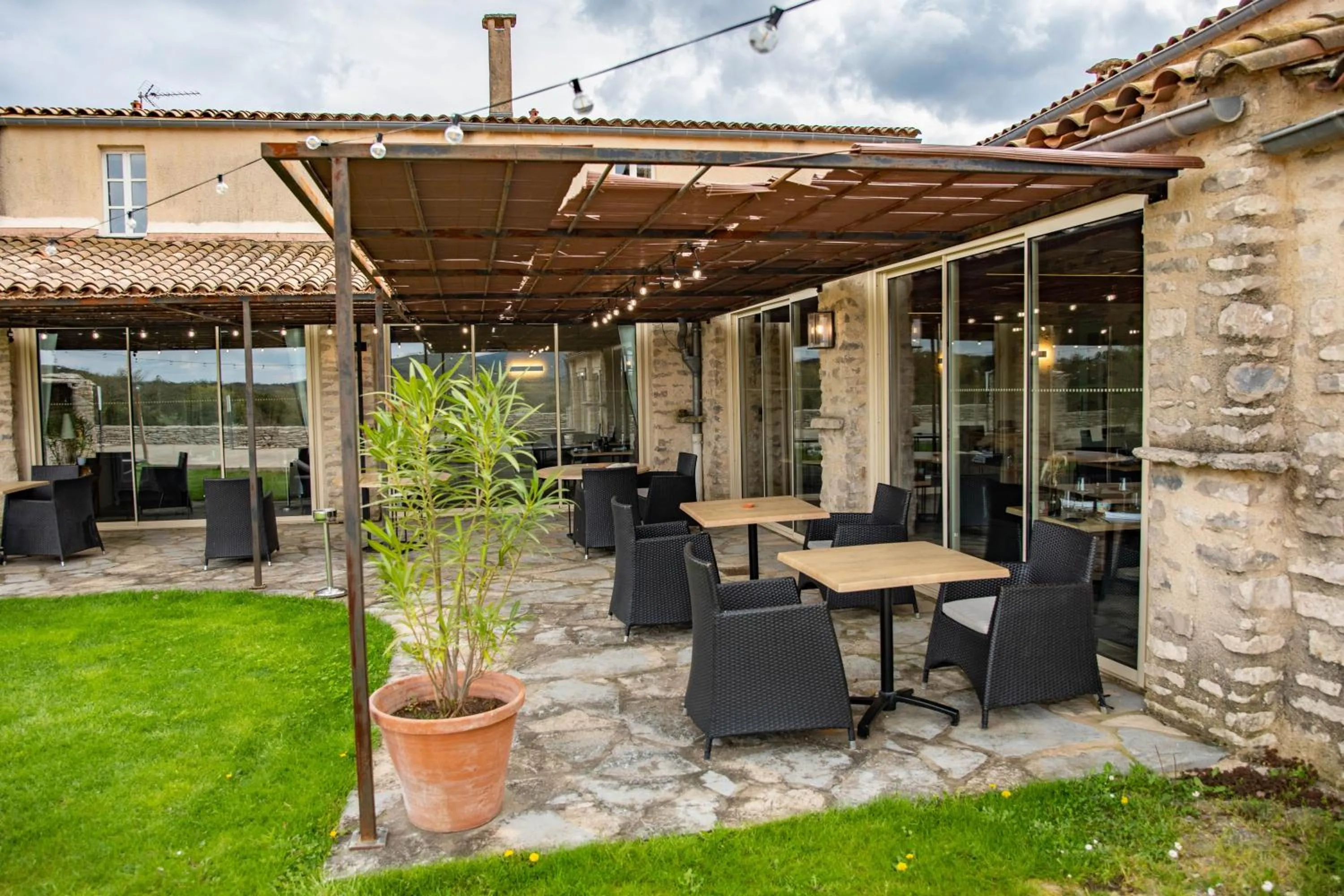 Restaurant/places to eat in Mas De Baumes