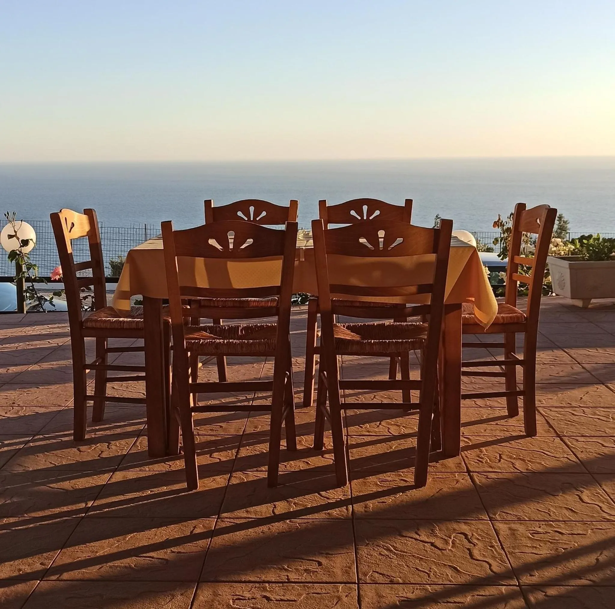 Restaurant/places to eat in Selini hotel