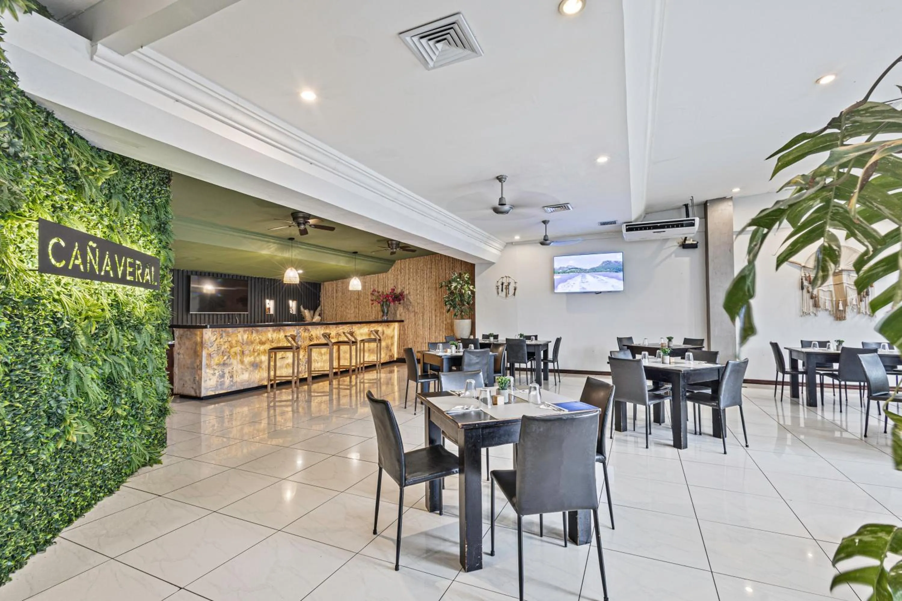 Restaurant/places to eat in Hotel Caña Brava Inn