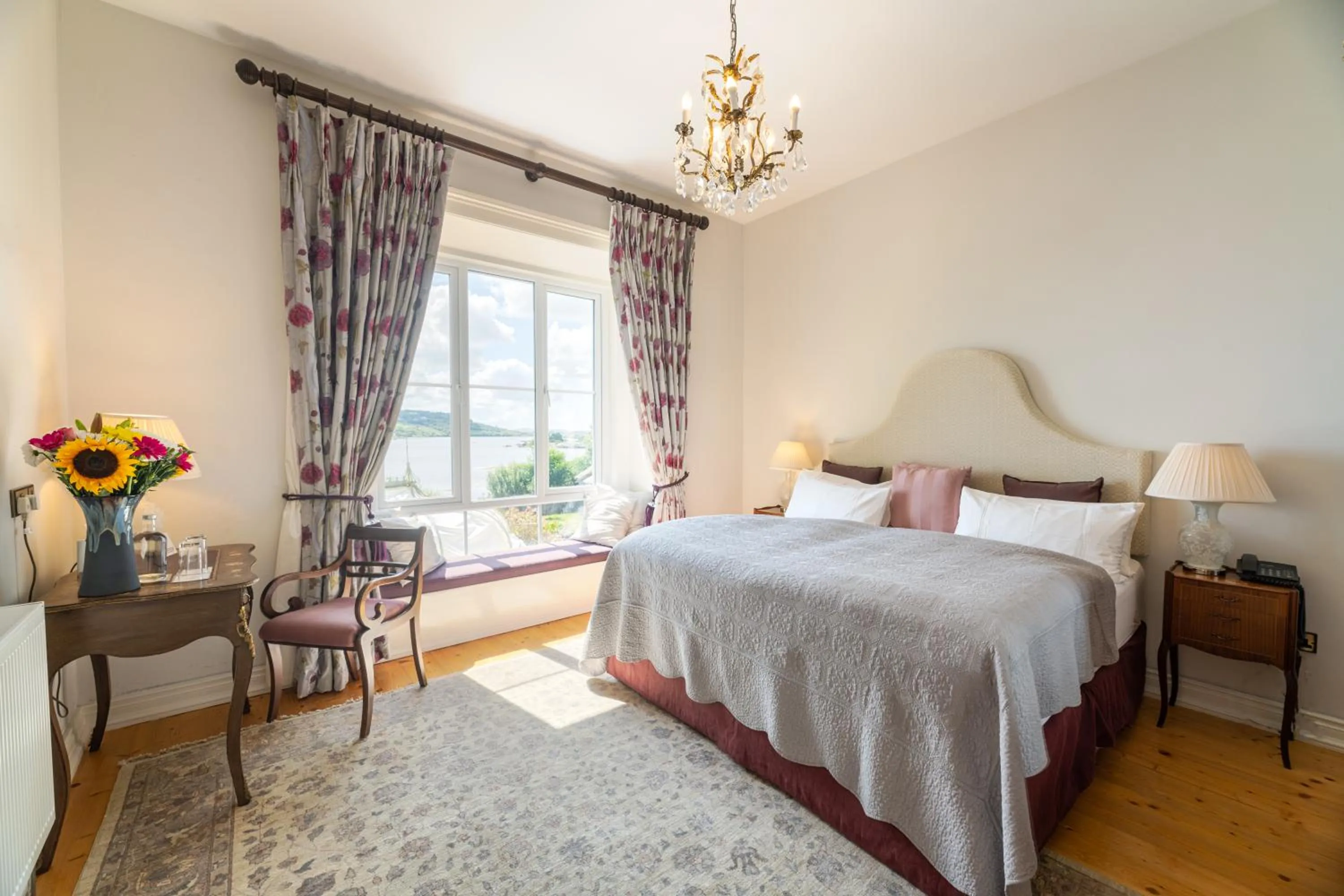 Photo of the whole room, Bed in Screebe House