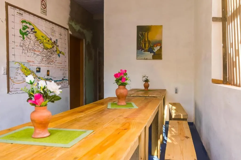 Dining area in Hostel Em Boas Mãos