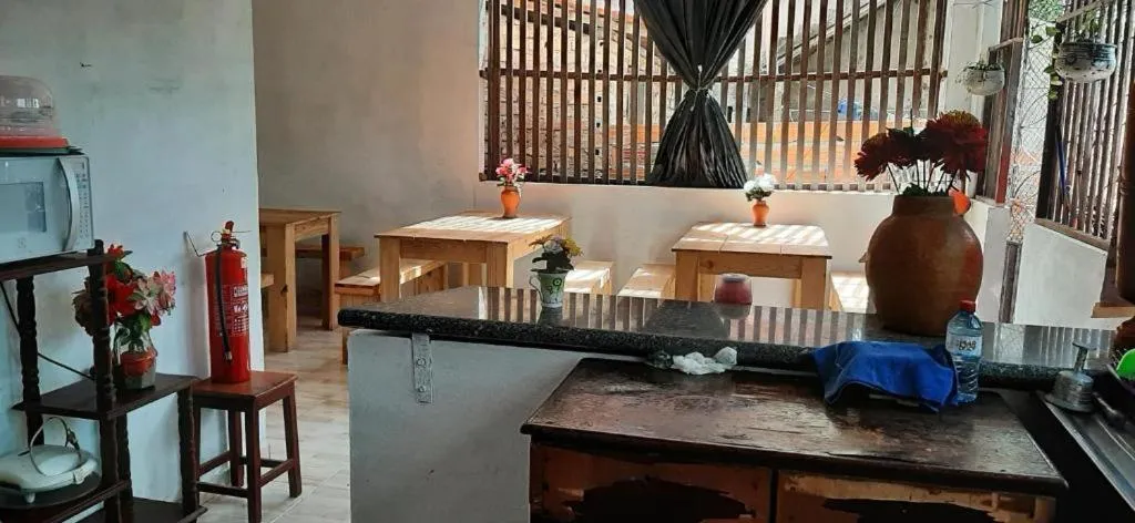 Communal kitchen in Hostel Em Boas Mãos