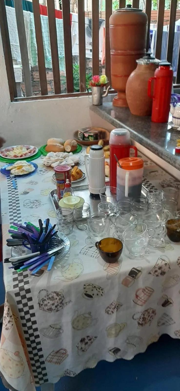Communal kitchen in Hostel Em Boas Mãos
