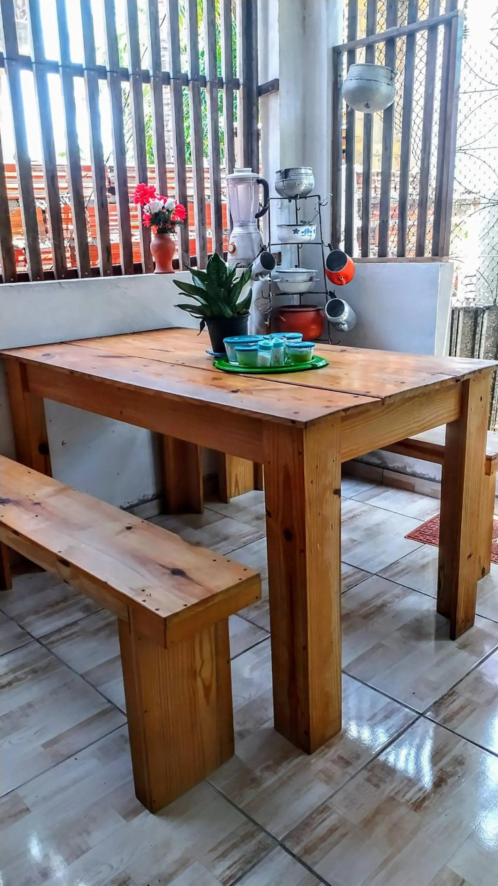 Dining area in Hostel Em Boas Mãos