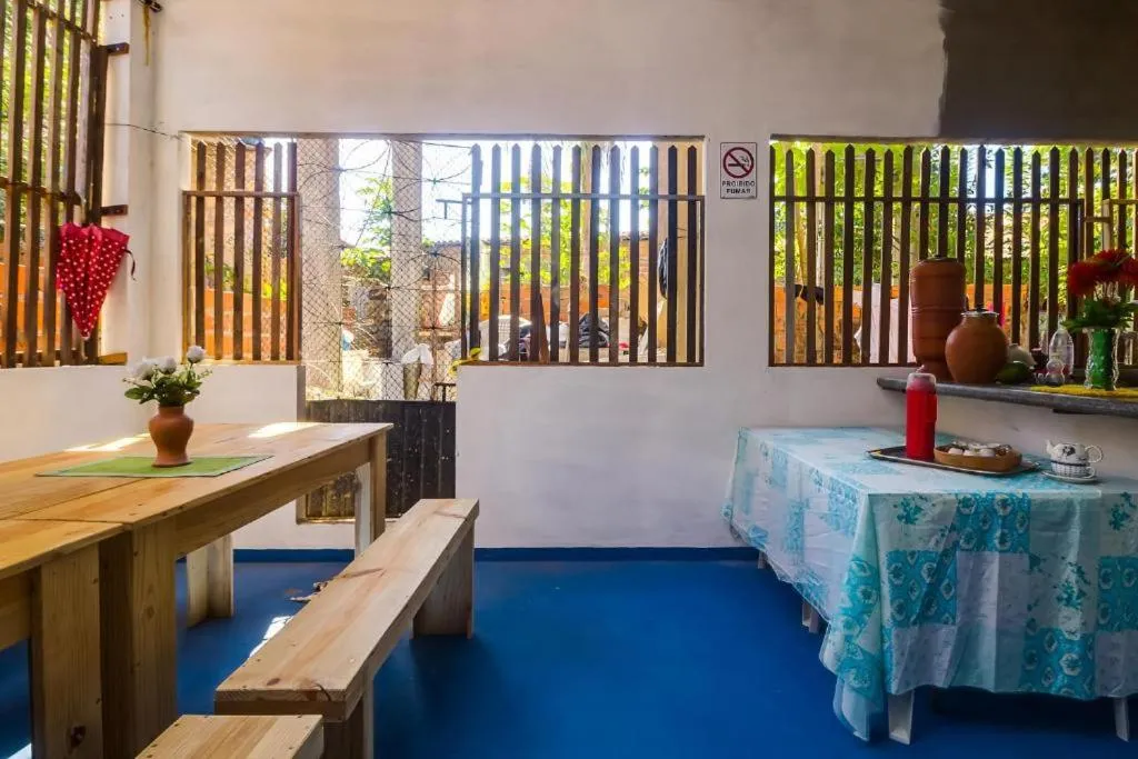 Communal kitchen in Hostel Em Boas Mãos