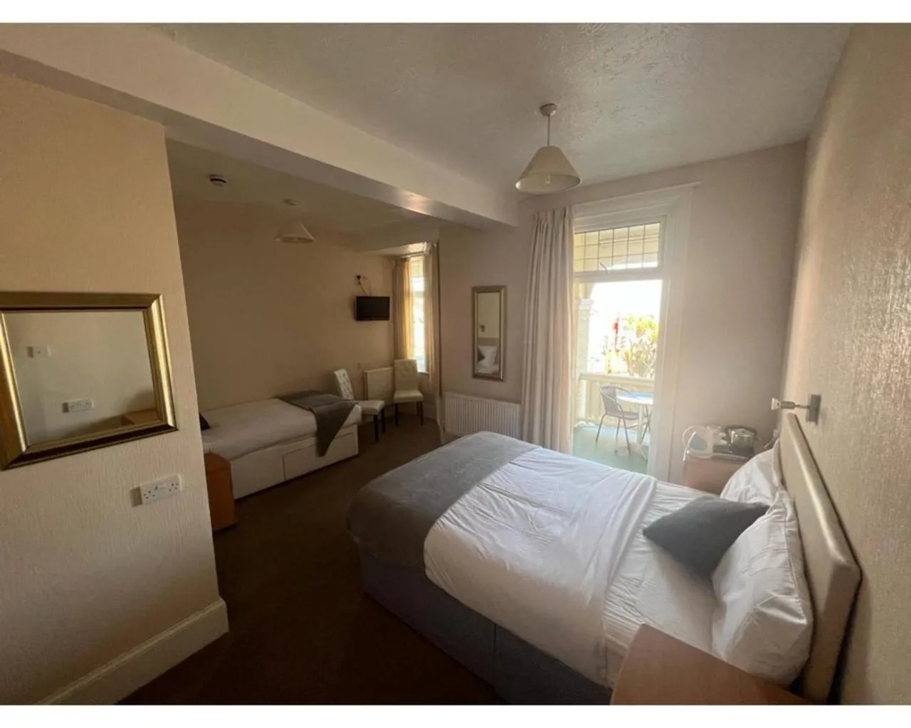 Bedroom, Bed in Cambria Hotel