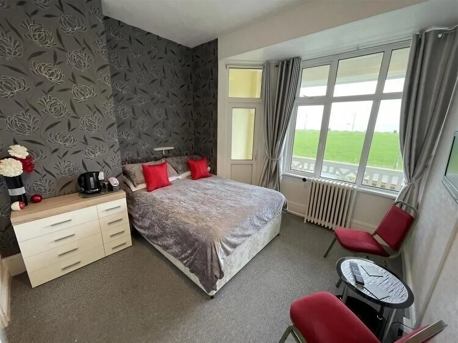 Bedroom, Bed in Cambria Hotel