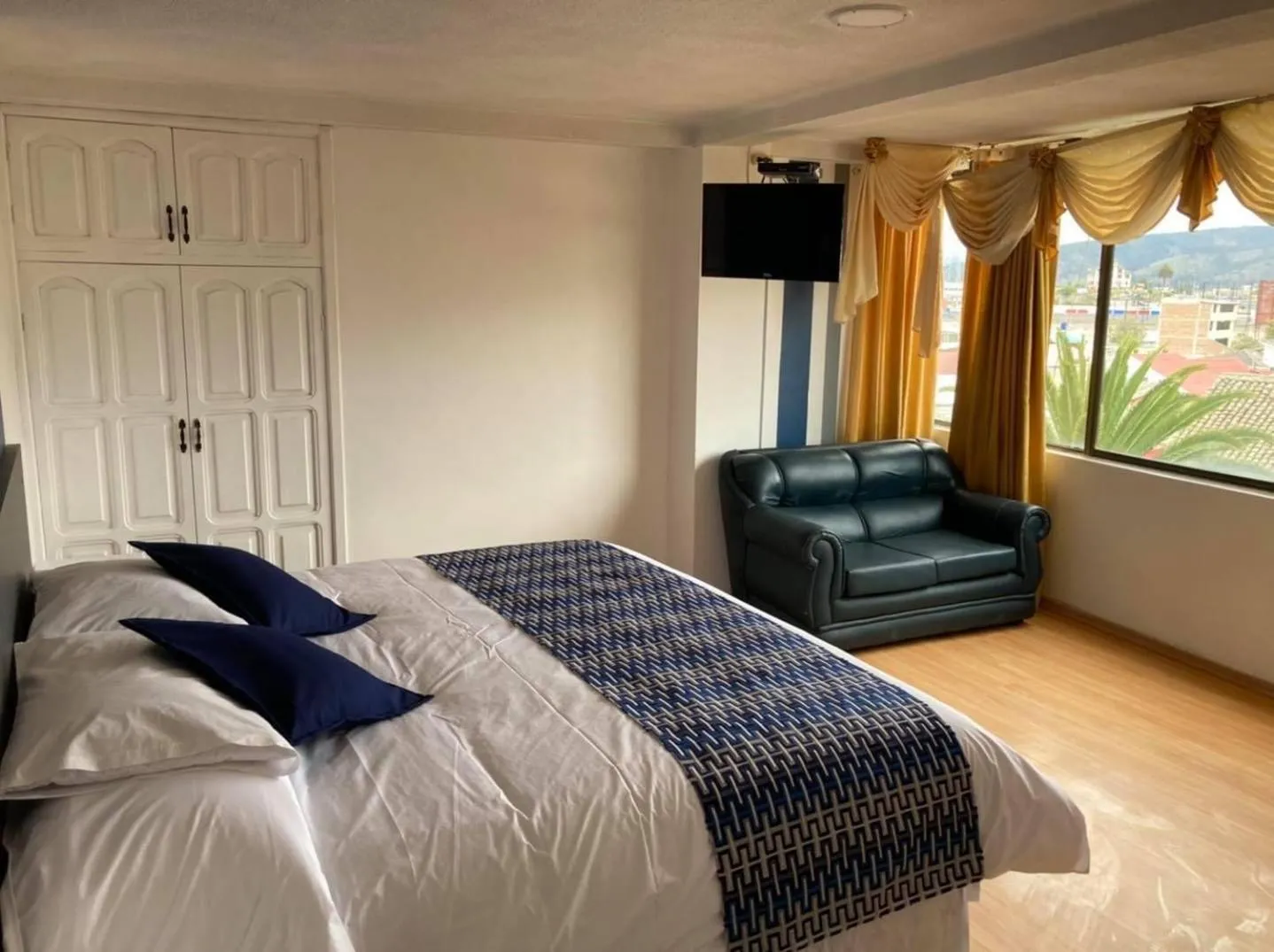 Communal lounge/ TV room, Bed in Hotel El Cisne Internacional