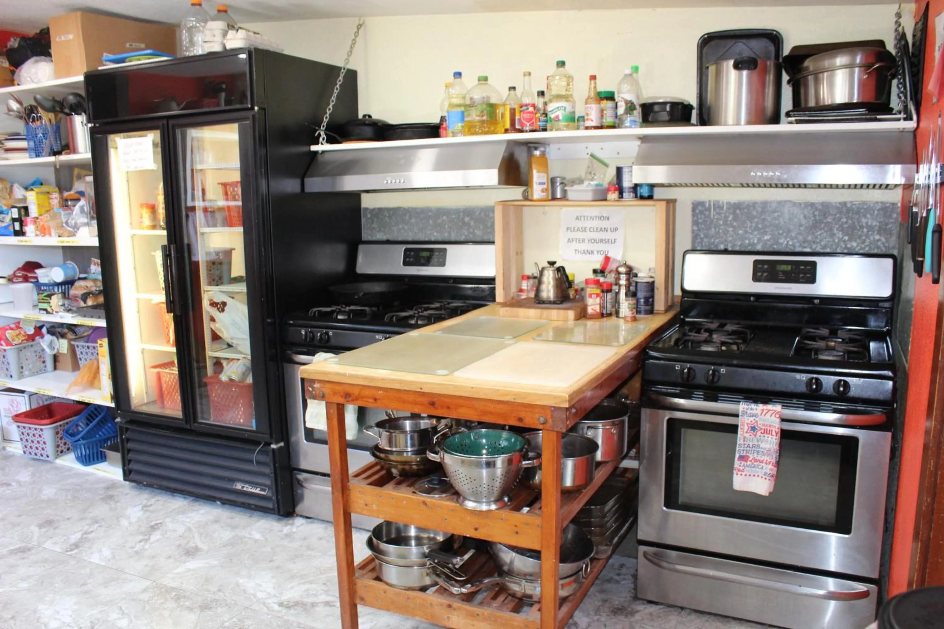Kitchen or kitchenette in Seaside International Hostel