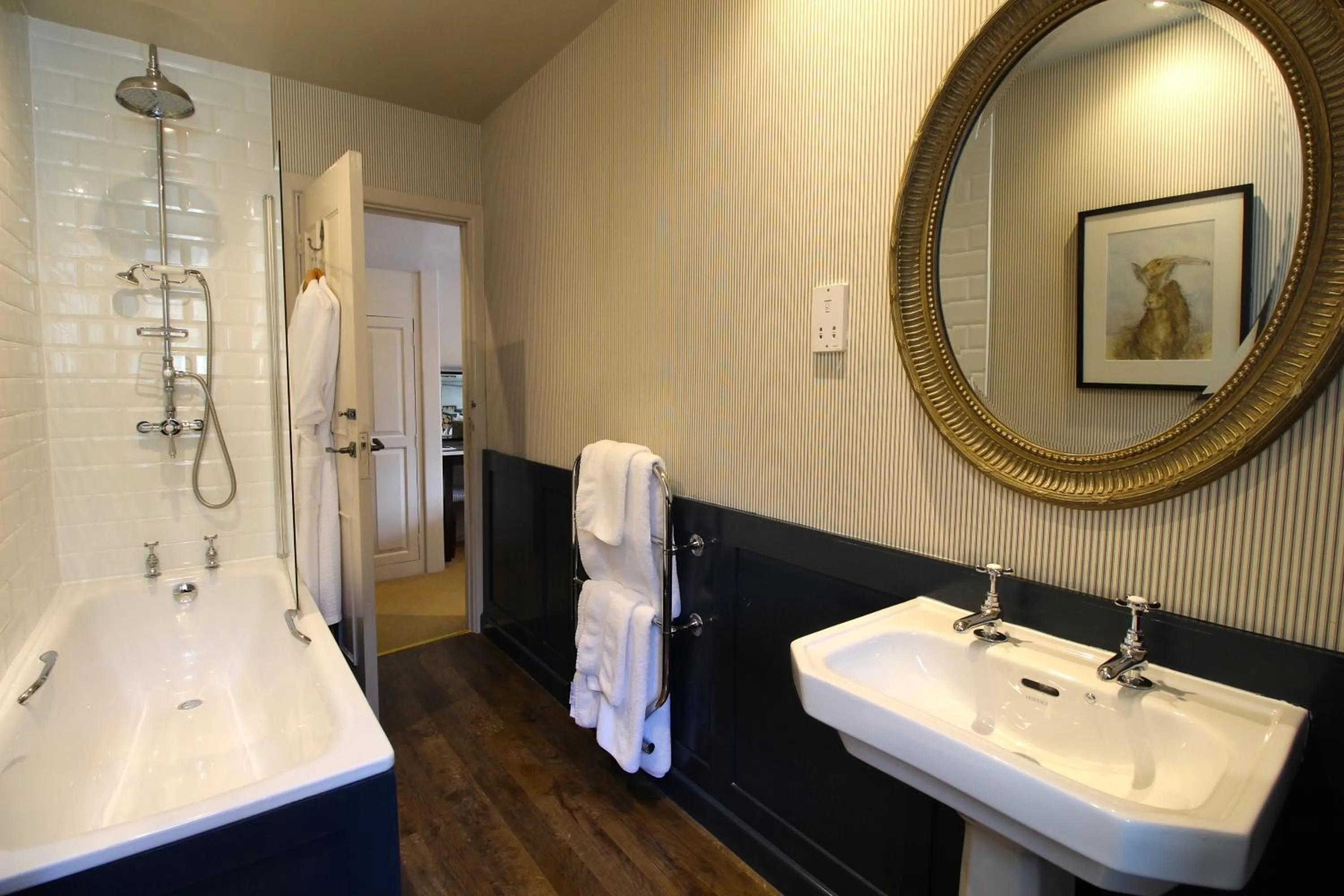 Bathroom, Bed in The Hare & Hounds Hotel