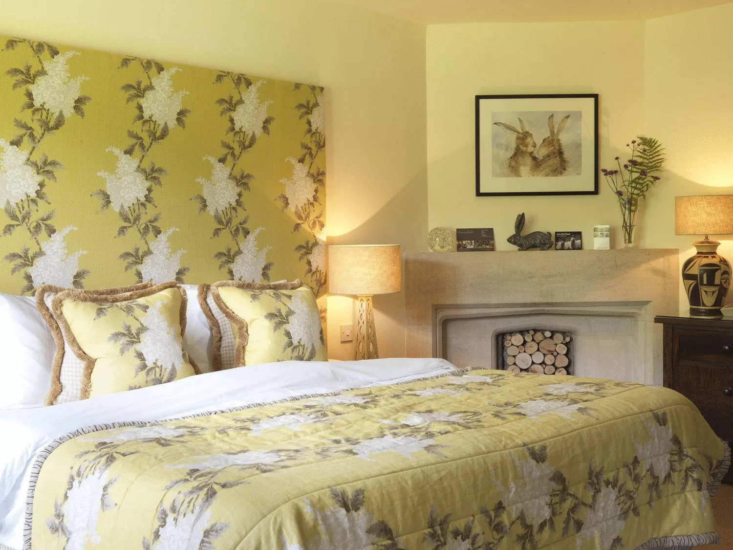 Bedroom, Bed in The Hare & Hounds Hotel