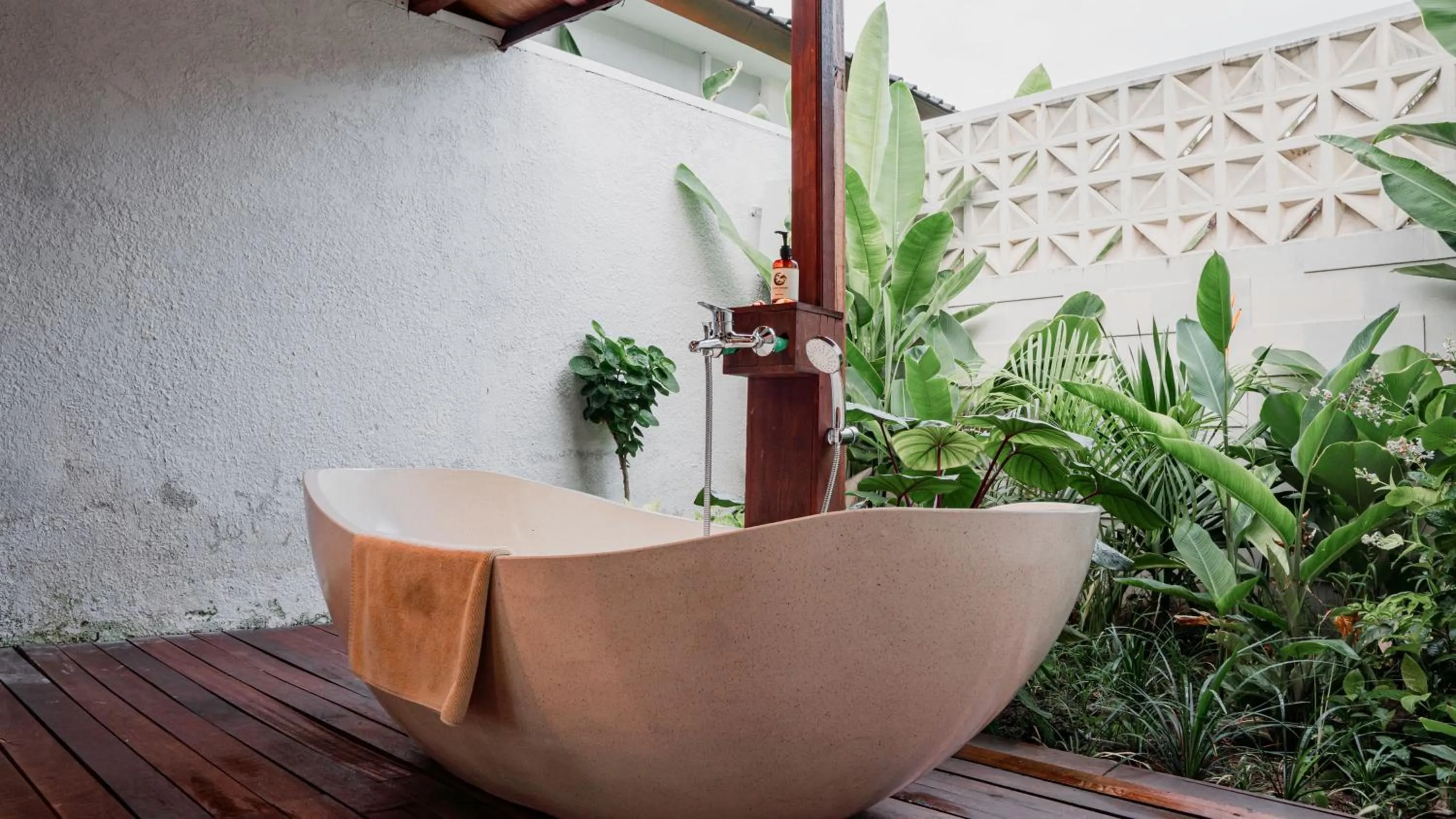 Bath in Lovina Haven Boutique Resort