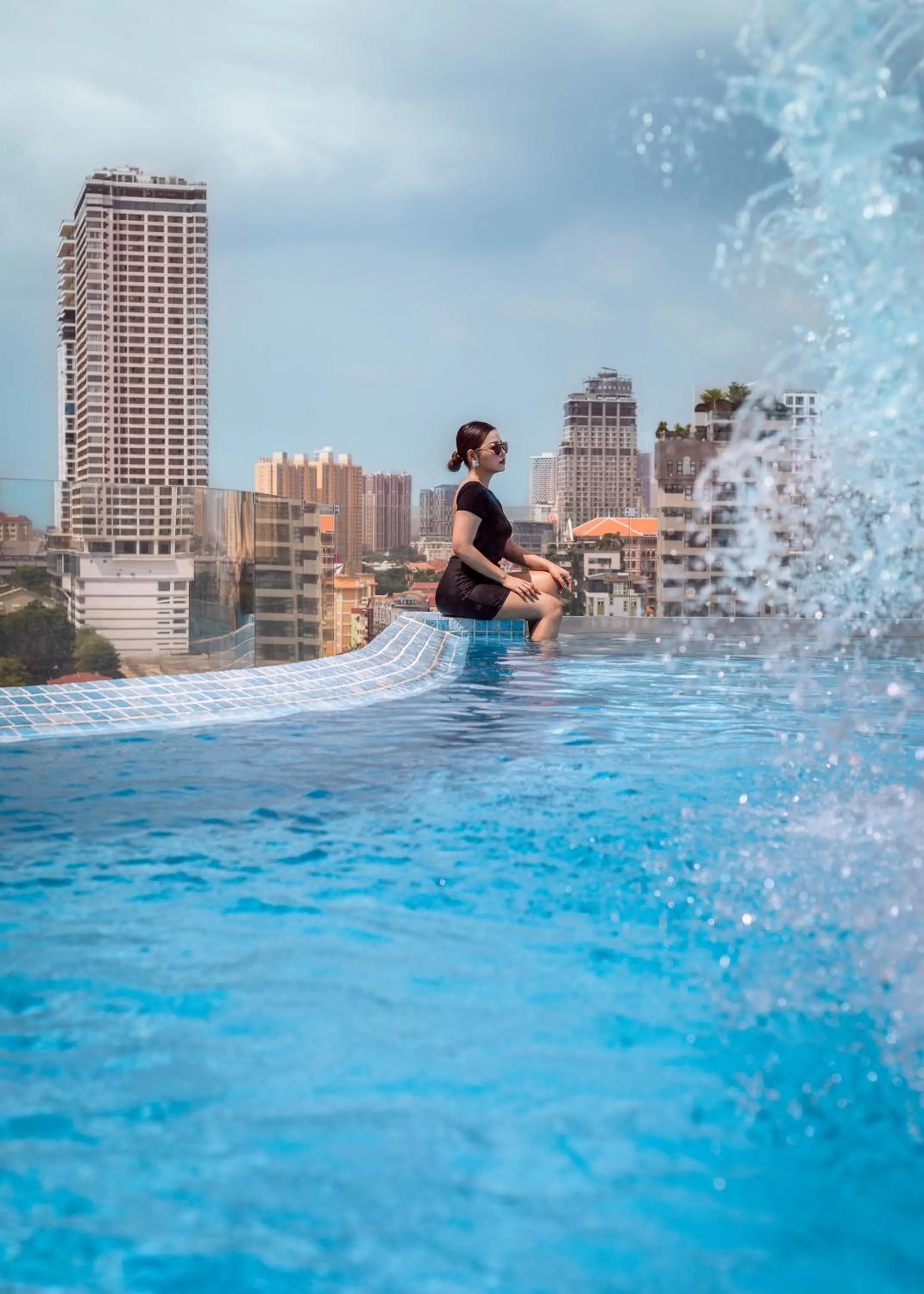 Swimming pool in Chaiya Palace Hotel