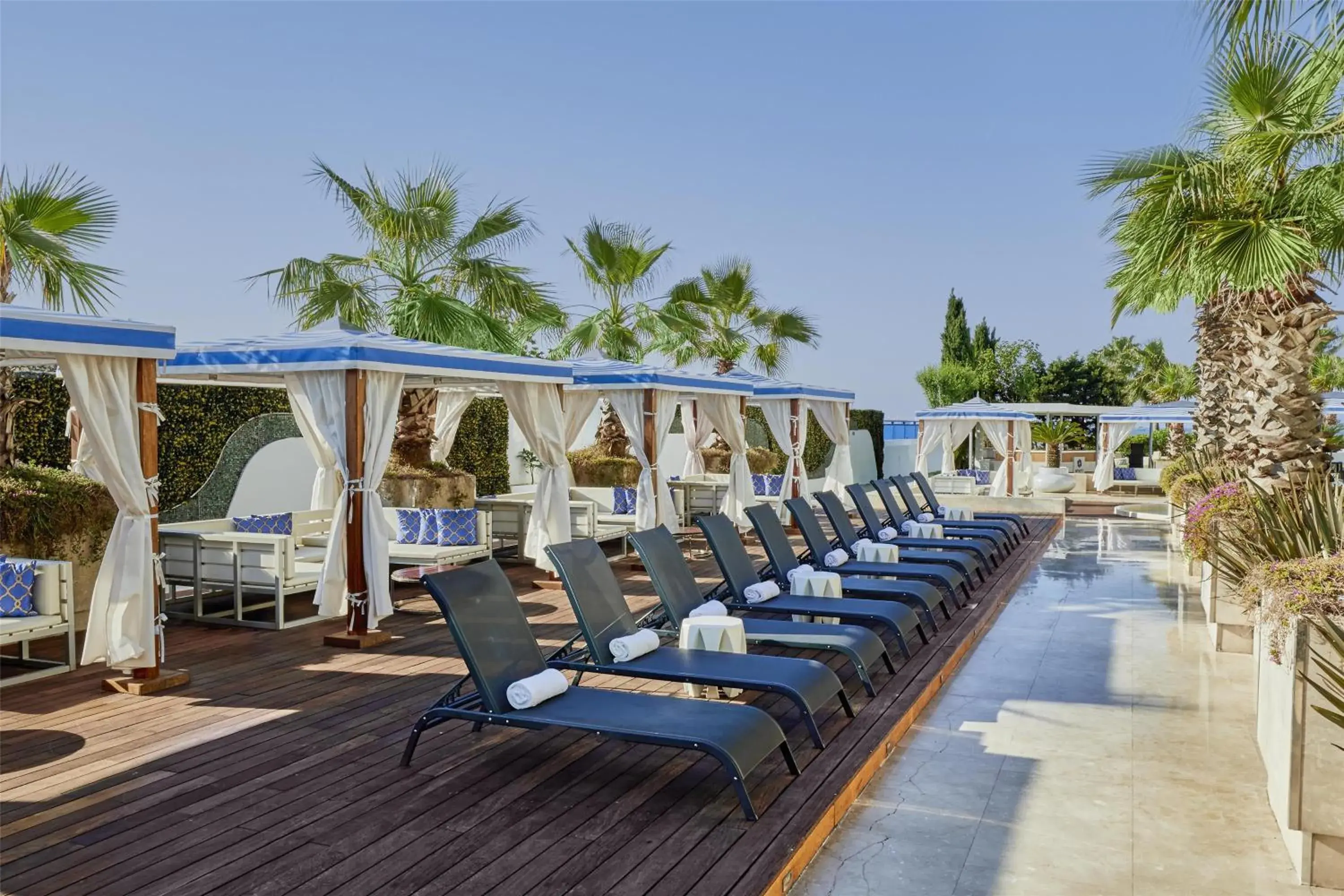 Swimming pool in Hyatt Regency Istanbul Atakoy Swimming pool in Hyatt Regency Istanbul Atakoy