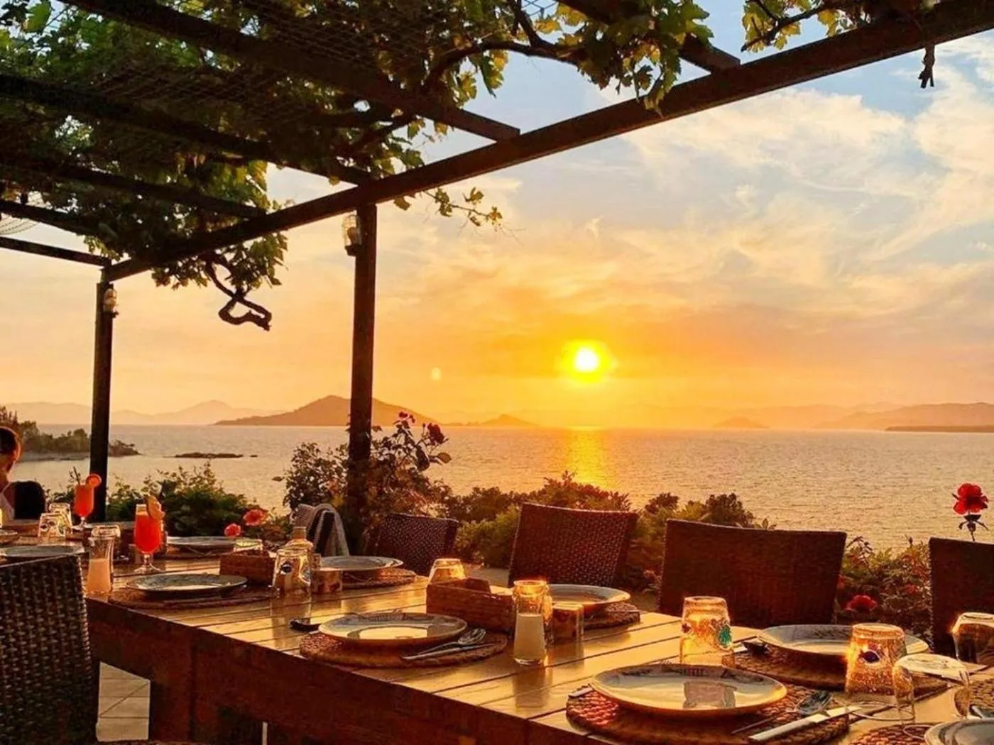 Restaurant/places to eat in Ece Hotel Sovalye Island