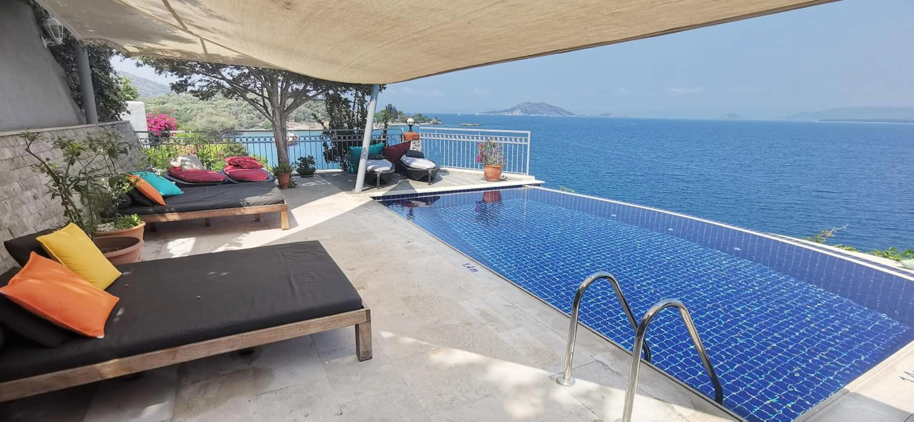 Swimming pool in Ece Hotel Sovalye Island