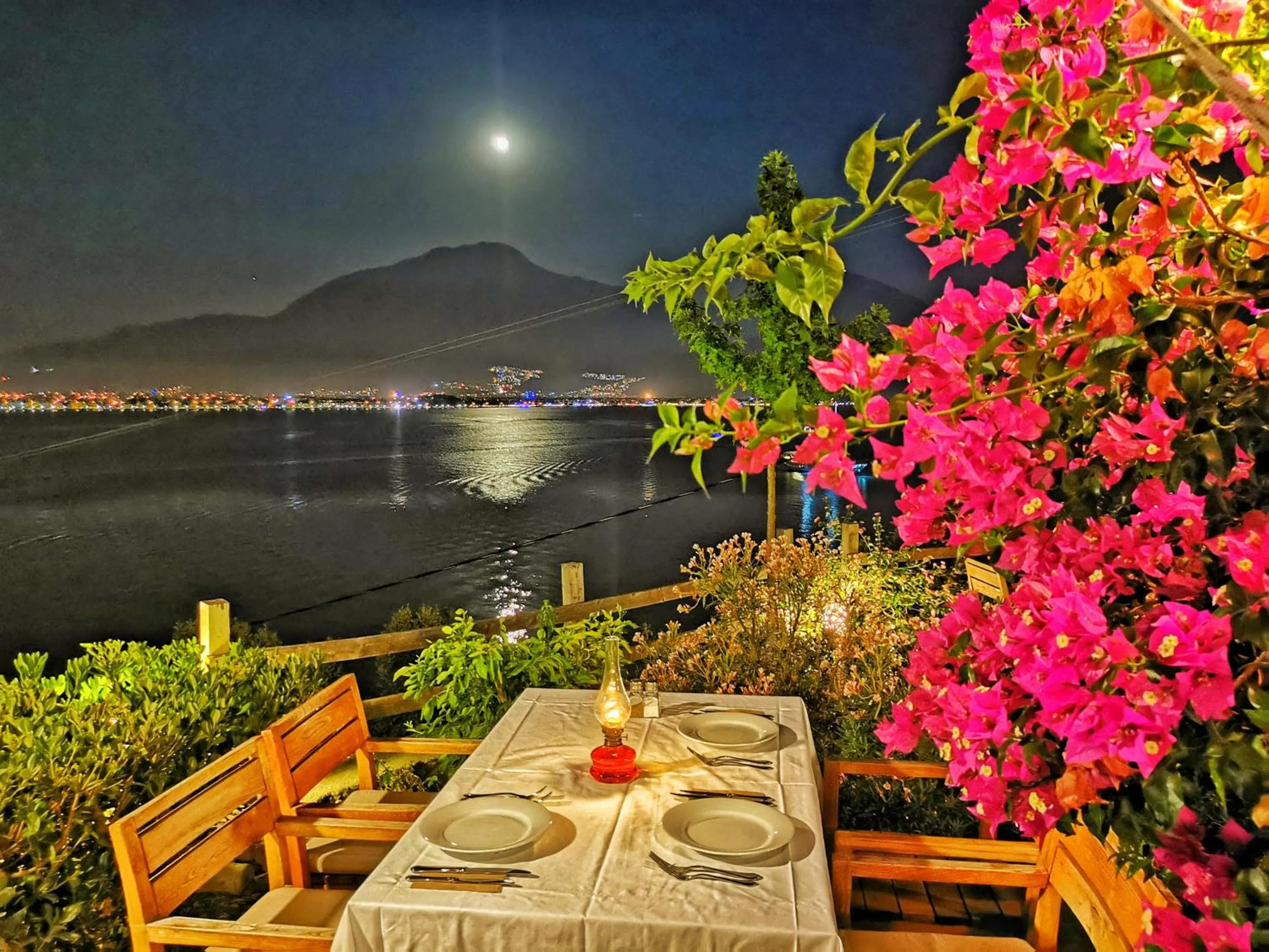 Restaurant/places to eat in Ece Hotel Sovalye Island