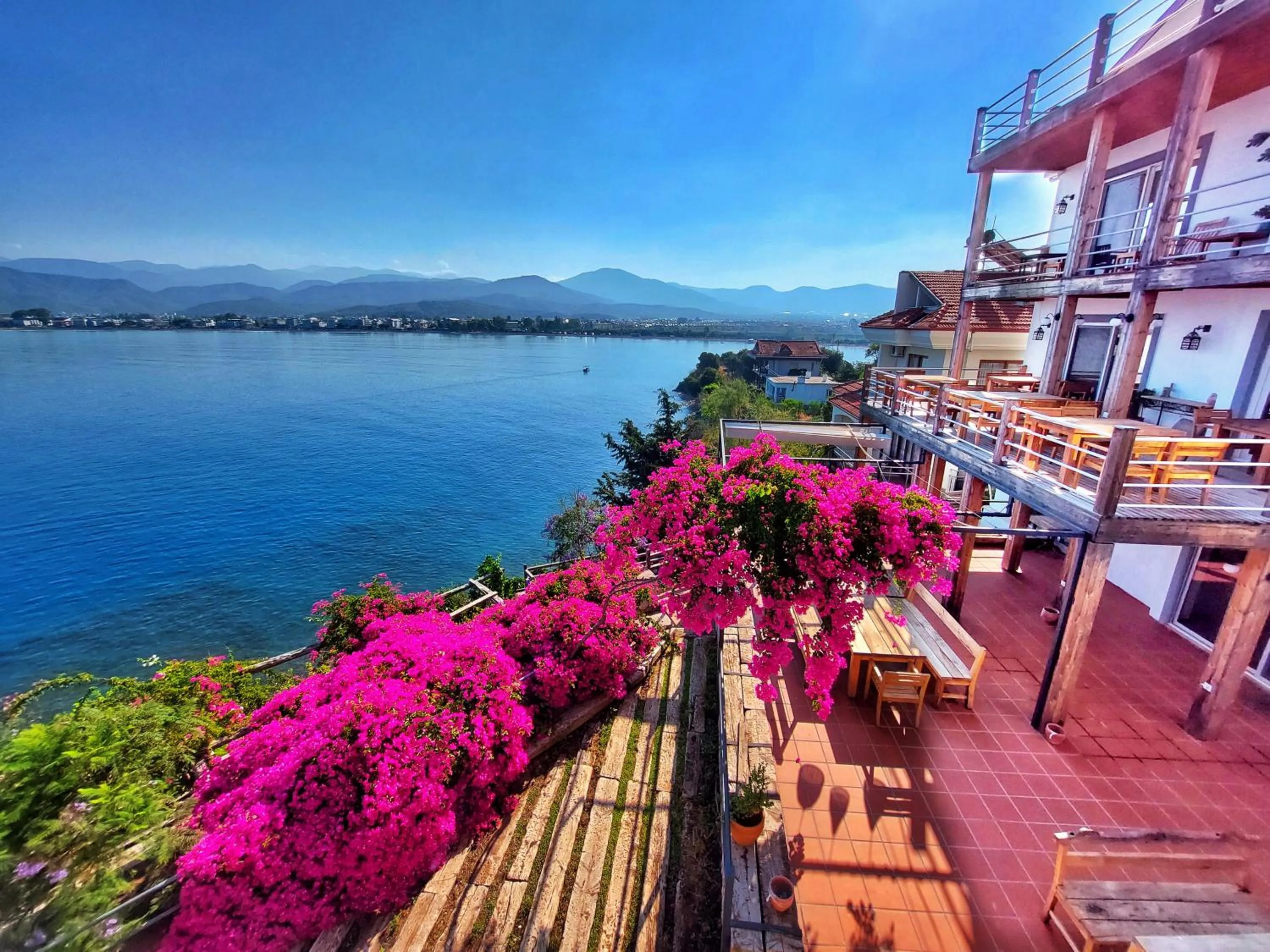 Restaurant/places to eat in Ece Hotel Sovalye Island