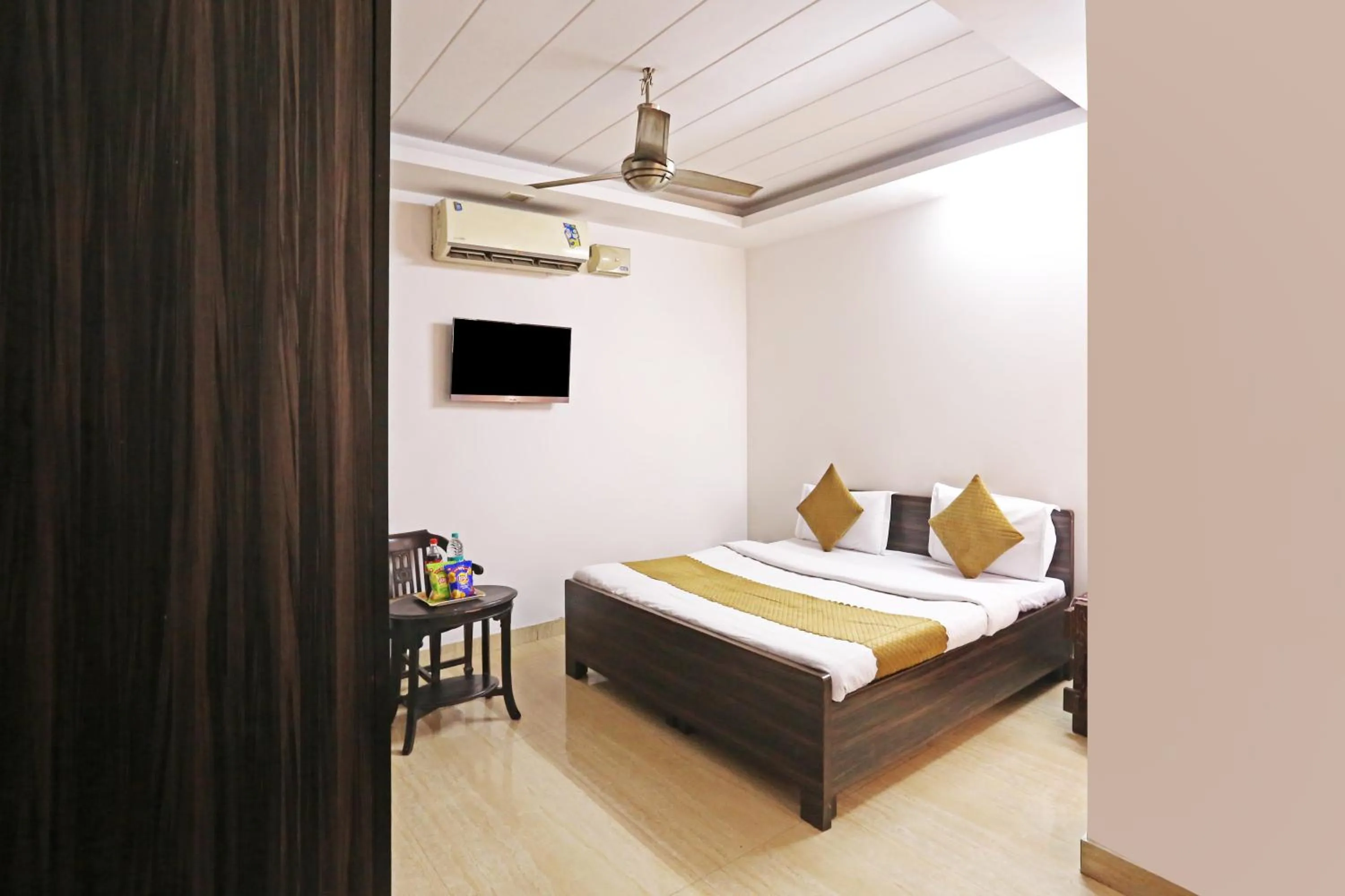 Communal lounge/ TV room, Bed in Mauryan Elite Hotel Lajpat Nager