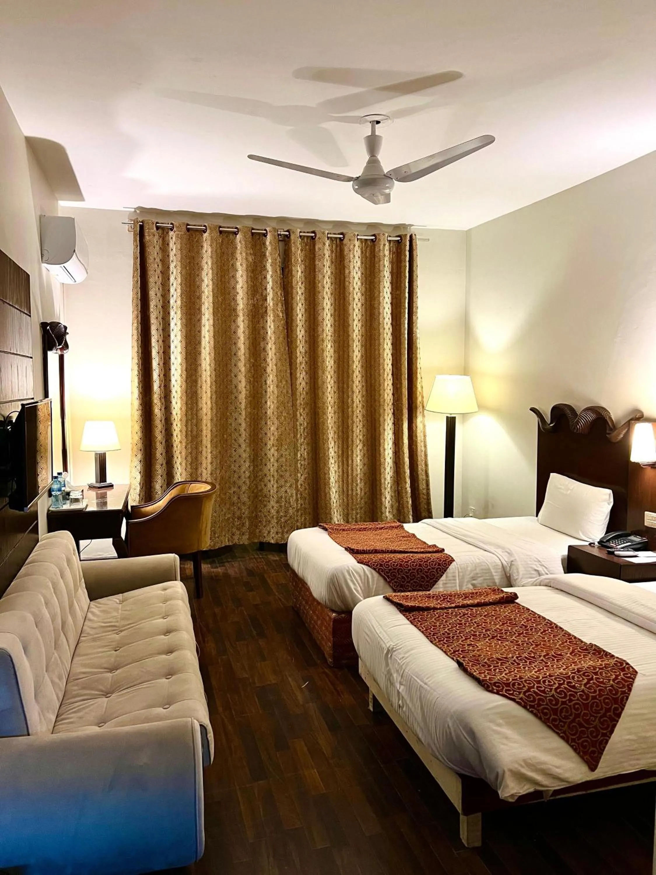 Bed in Hunza Darbar Hotel