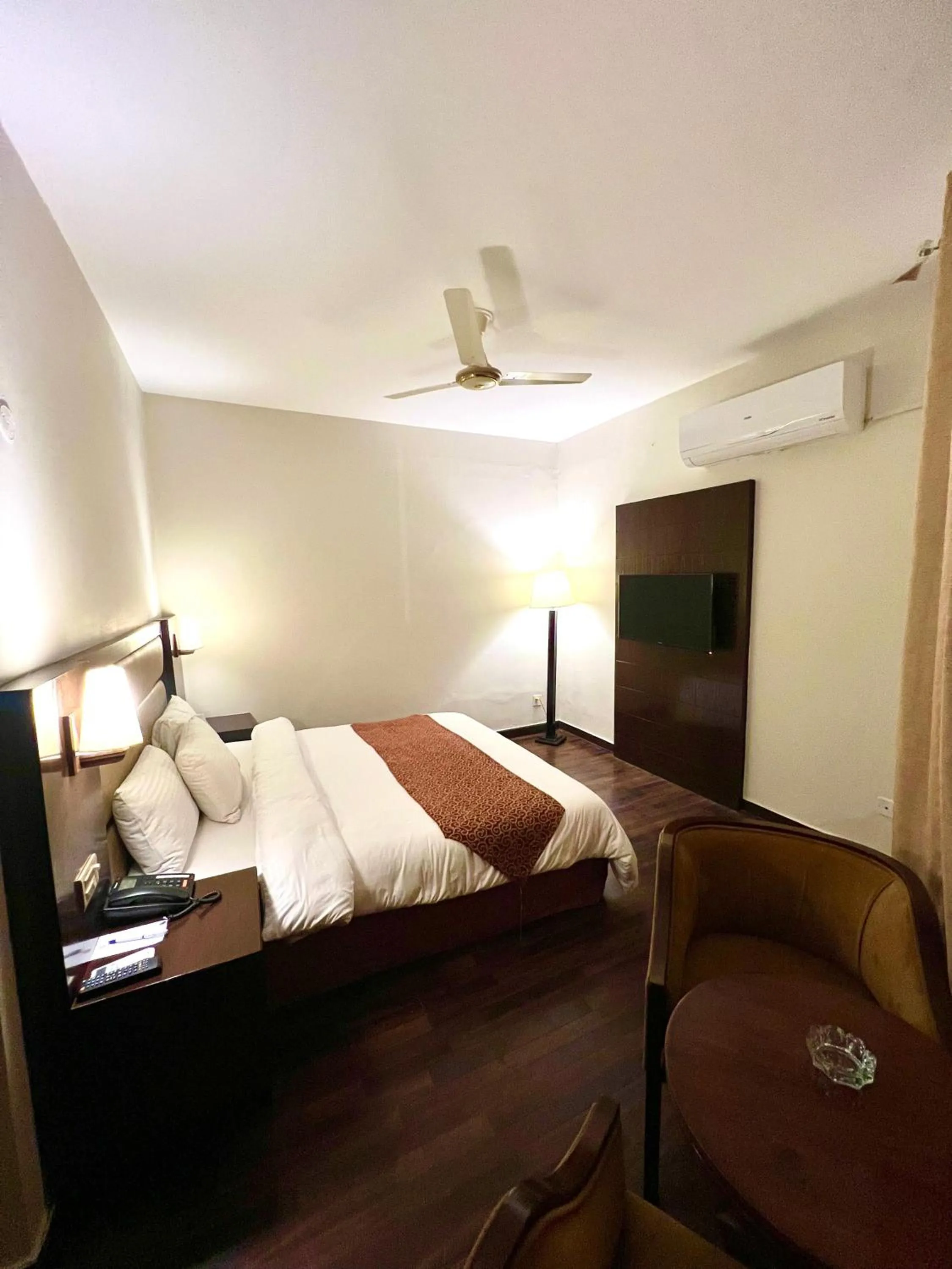 Bedroom, Bed in Hunza Darbar Hotel