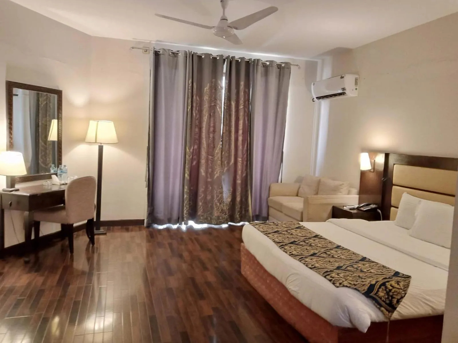 Bed in Hunza Darbar Hotel