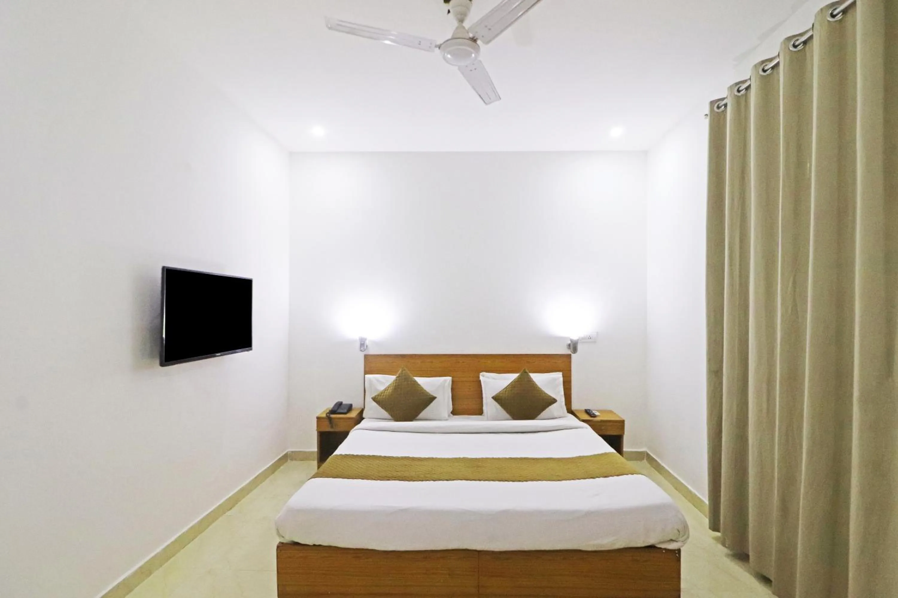 Bed in Mauryan Elite Hotel Chhatarpur Metro Station