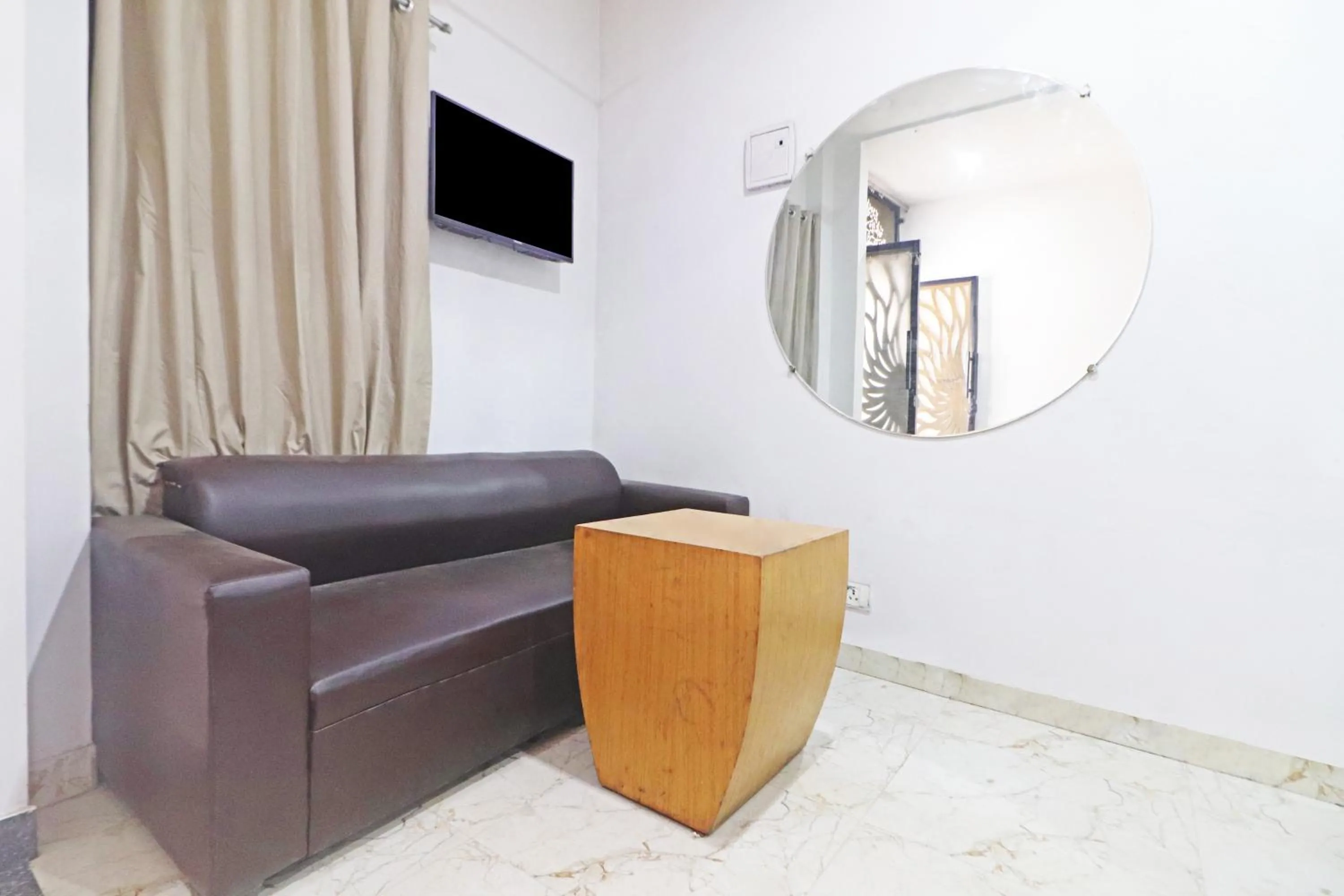 Communal lounge/ TV room in Mauryan Elite Hotel Chhatarpur Metro Station