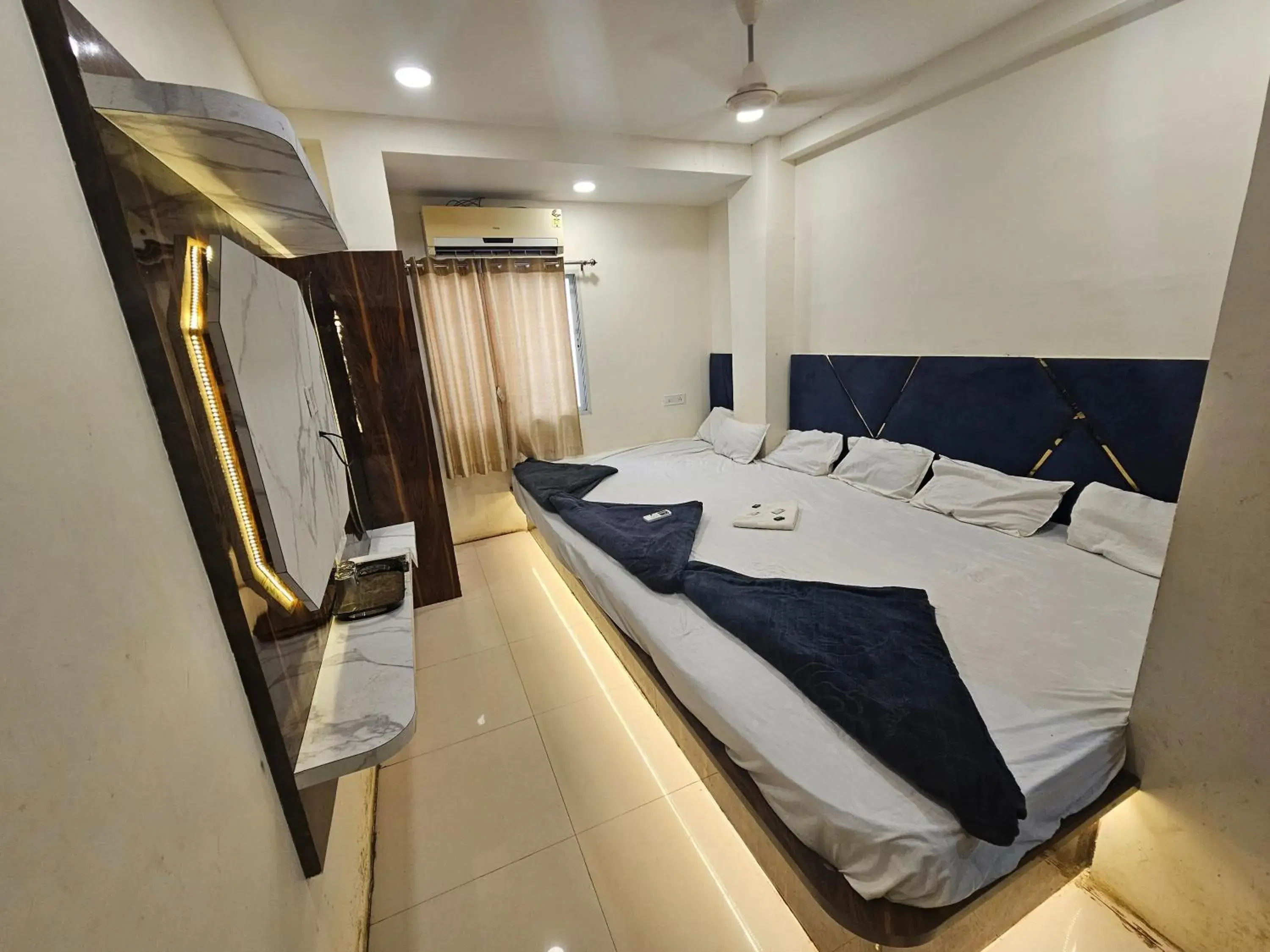 Bed in Hotel Aagman Palace - Near Mahakal Temple Bed in Hotel Aagman Palace - Near Mahakal Temple